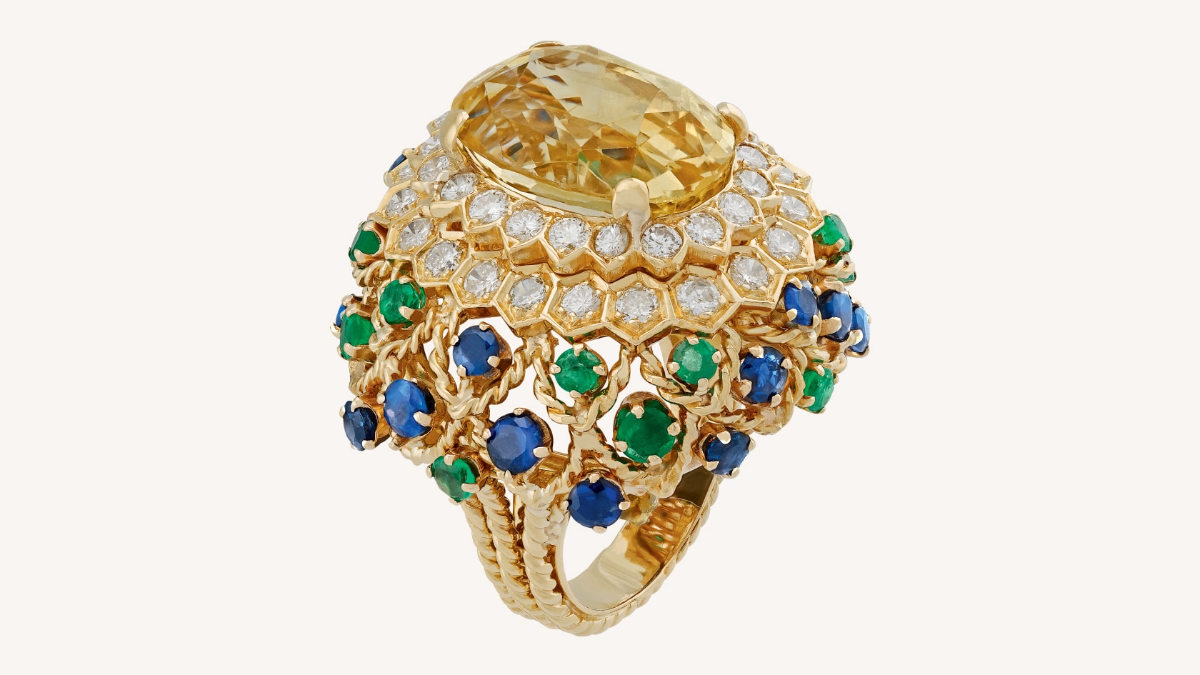 Cocktail戒指，1959年，黄K金，祖母绿，蓝色蓝宝石，1颗17.19克拉的黄色蓝宝石，钻石。Van Cleef & Arpels梵克雅宝典藏系列。