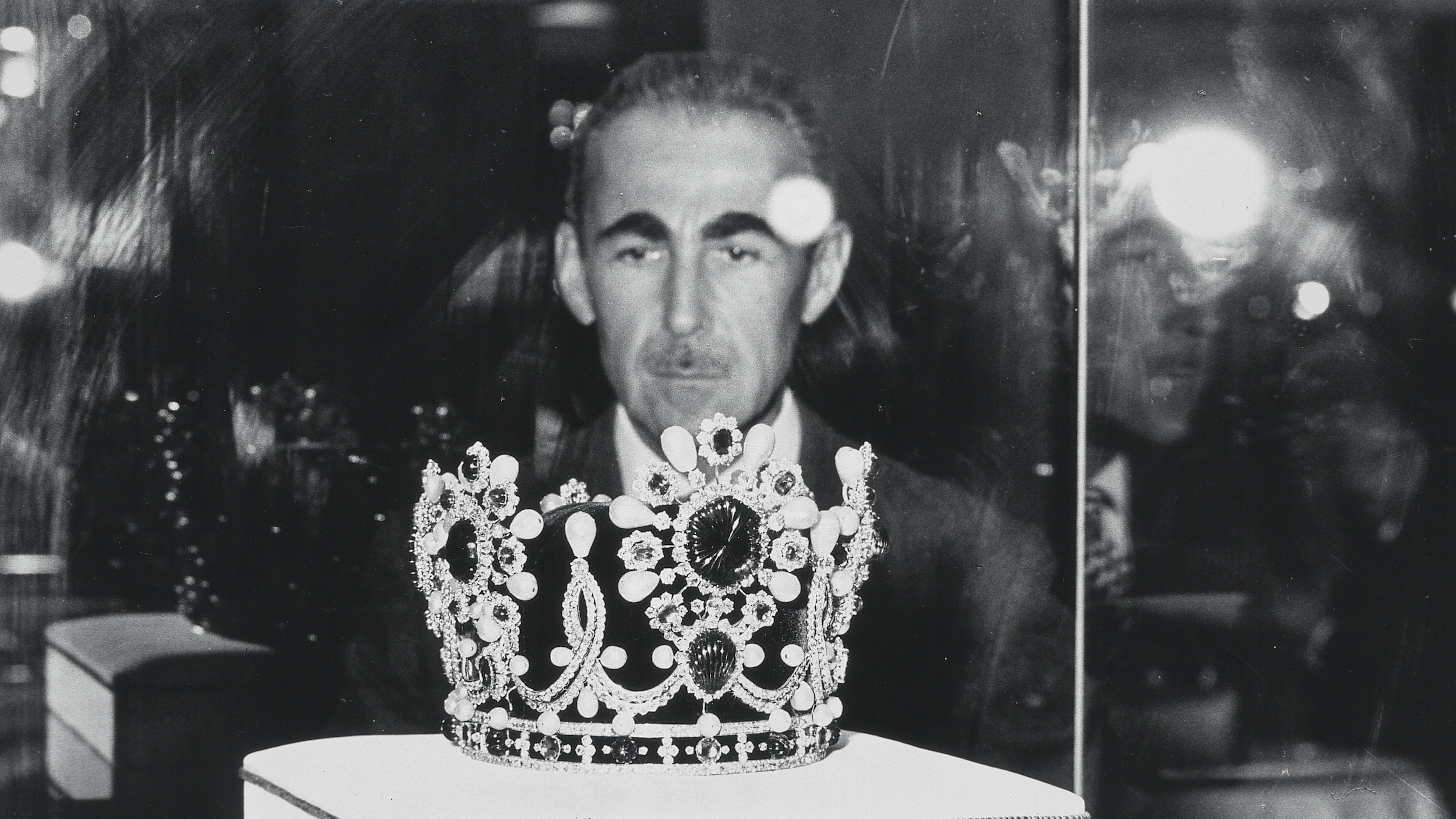 皮埃尔·雅宝(Pierre Arpels)在法拉赫·巴列维皇后的加冕王冠前,1967年,Van Cleef & Arpels梵克雅宝档案,© Van Cleef & Arpels SA