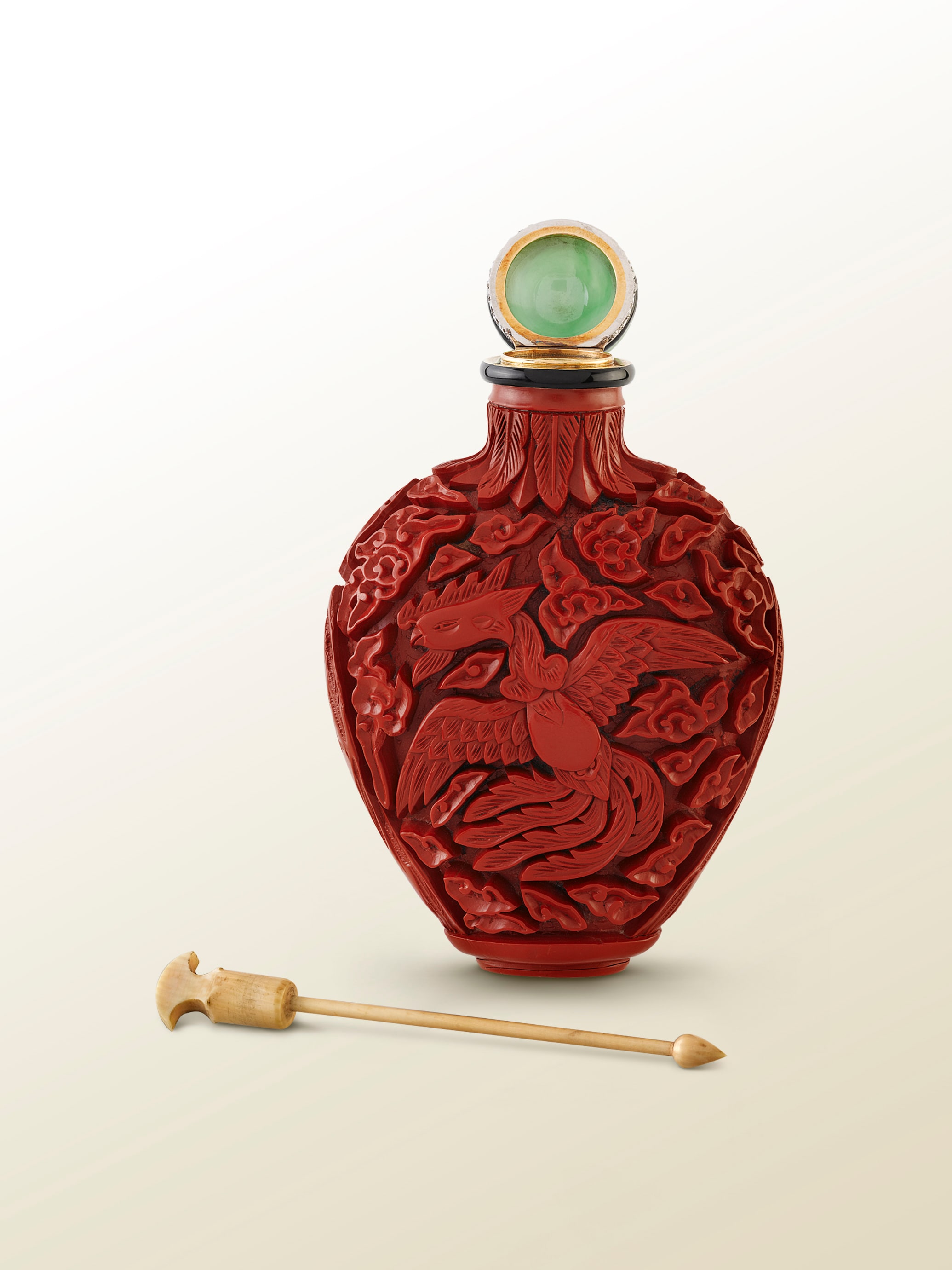 Bird of paradise香水瓶,1924年。 铂金,黄K金,漆绘,珐琅,硬玉,象牙,钻石。 Van Cleef & Arpels梵克雅宝典藏系列