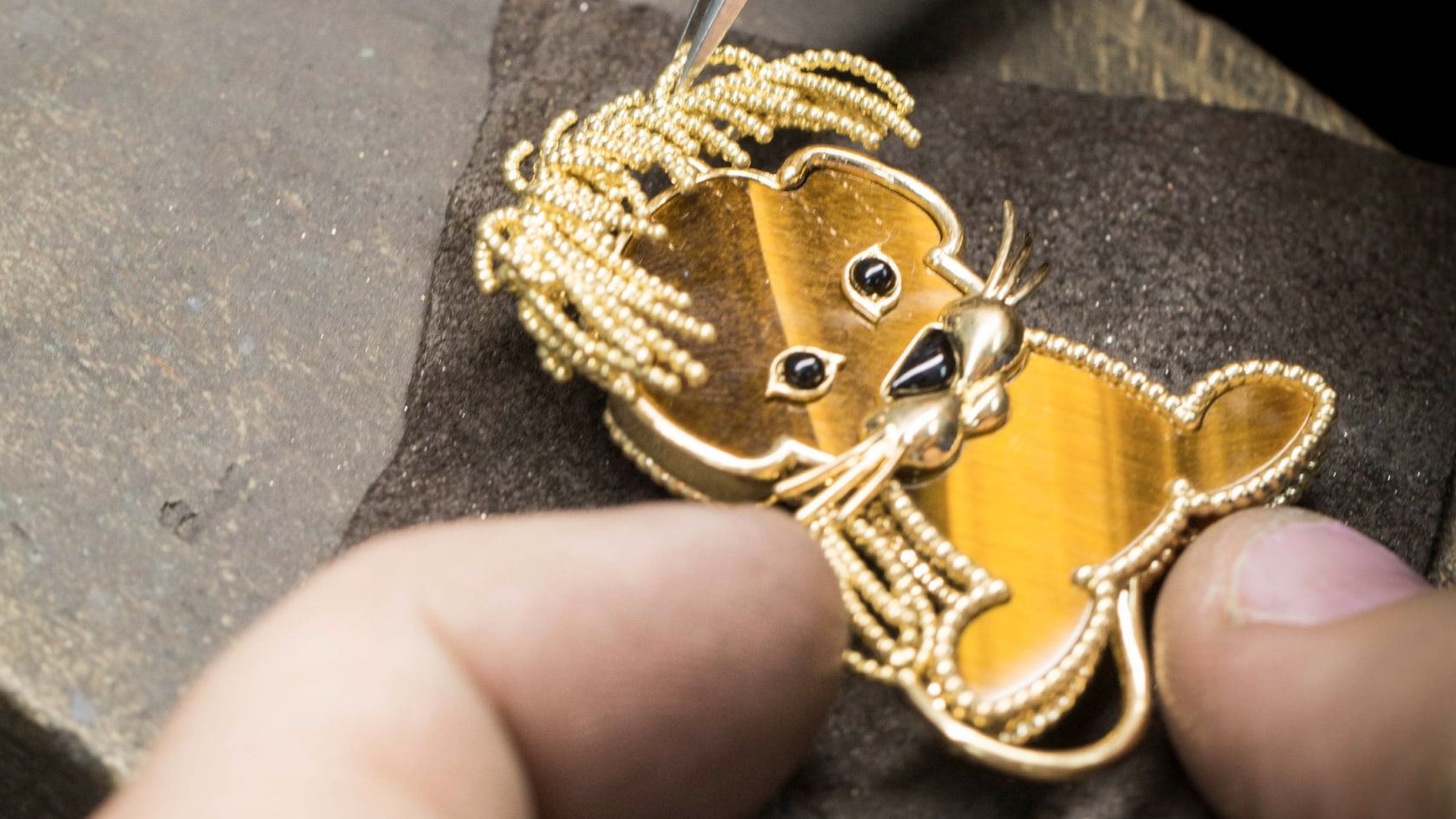 组装珠宝主题图案，Lucky Animals Lion胸针，黄K金，虎眼石，缟玛瑙，Van Cleef & Arpels梵克雅宝