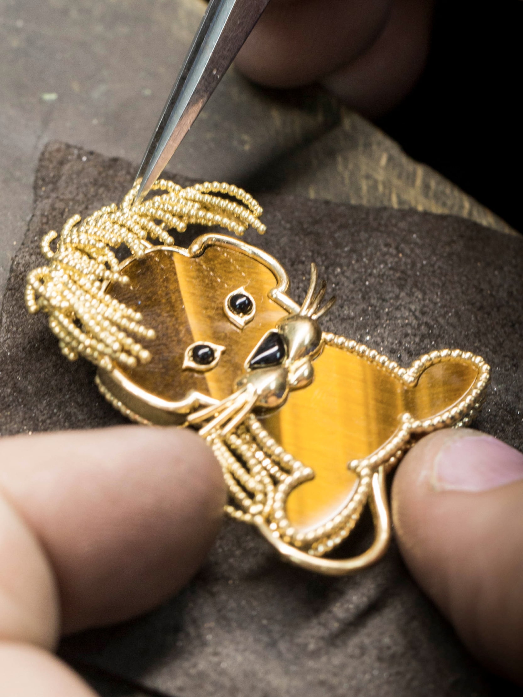 组装珠宝主题图案，Lucky Animals Lion胸针，黄K金，虎眼石，缟玛瑙，Van Cleef & Arpels梵克雅宝