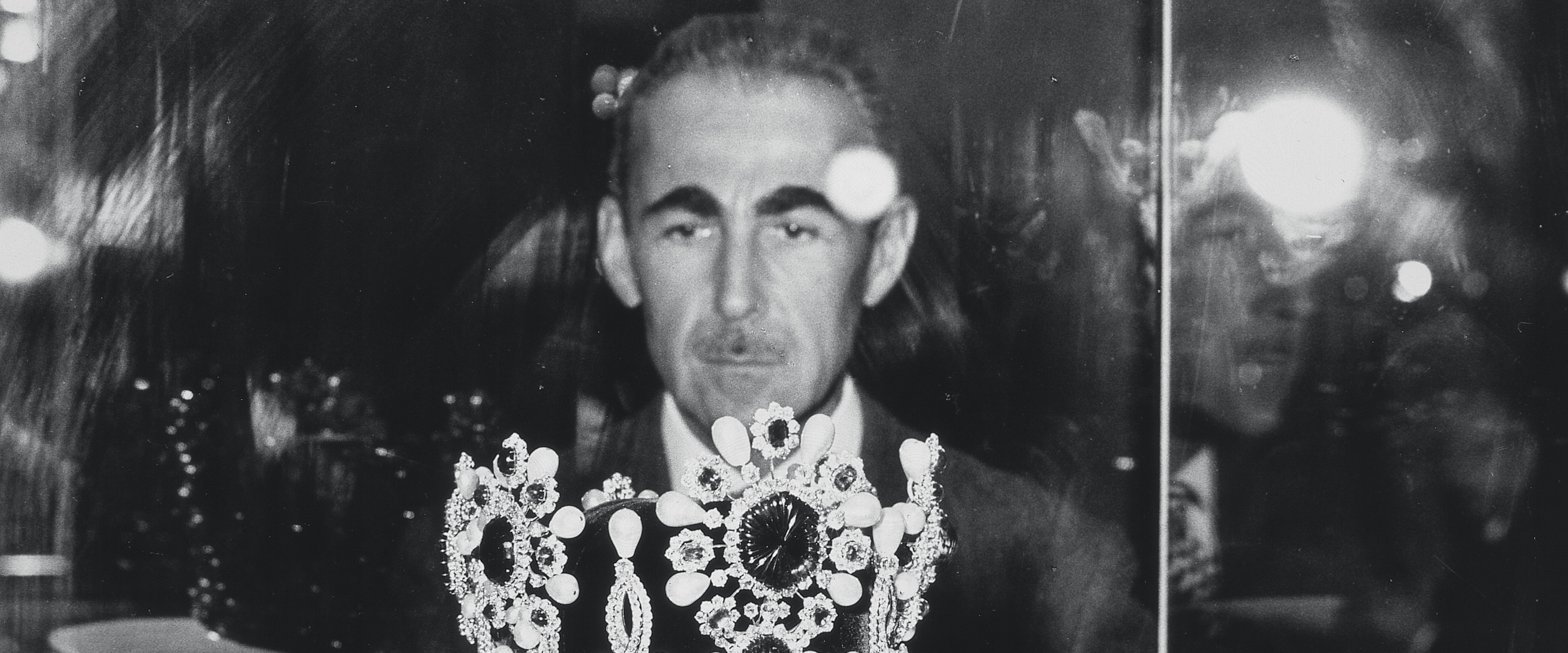 皮埃爾．雅寶注視伊朗皇后的后冠，由Van Cleef & Arpels梵克雅寶製作，1967年。 Van Cleef & Arpels梵克雅寶珍藏。