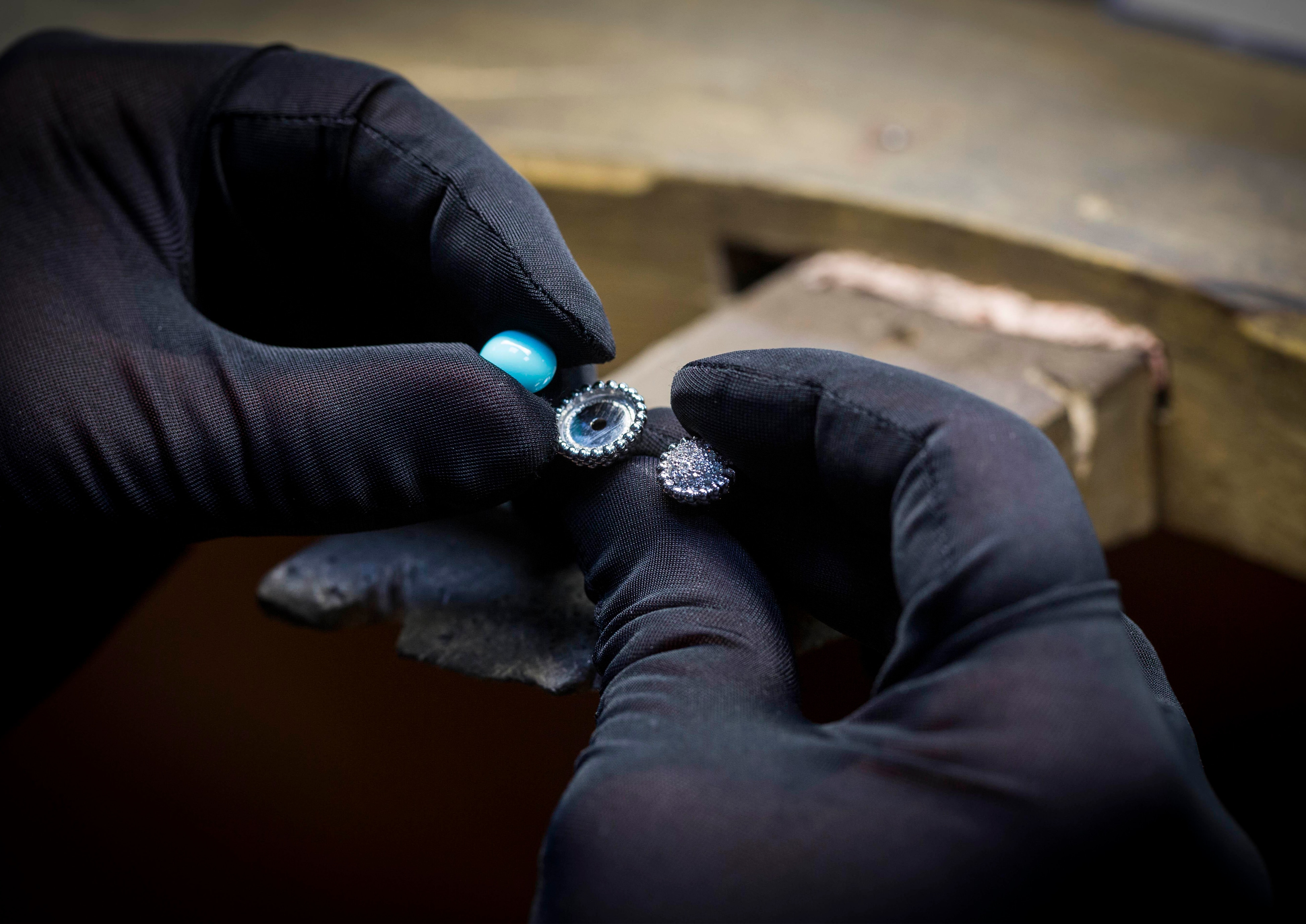 Assembly of the stone and  the body of the Perlée® ring. Perlée® collection, Van Cleef & Arpels.