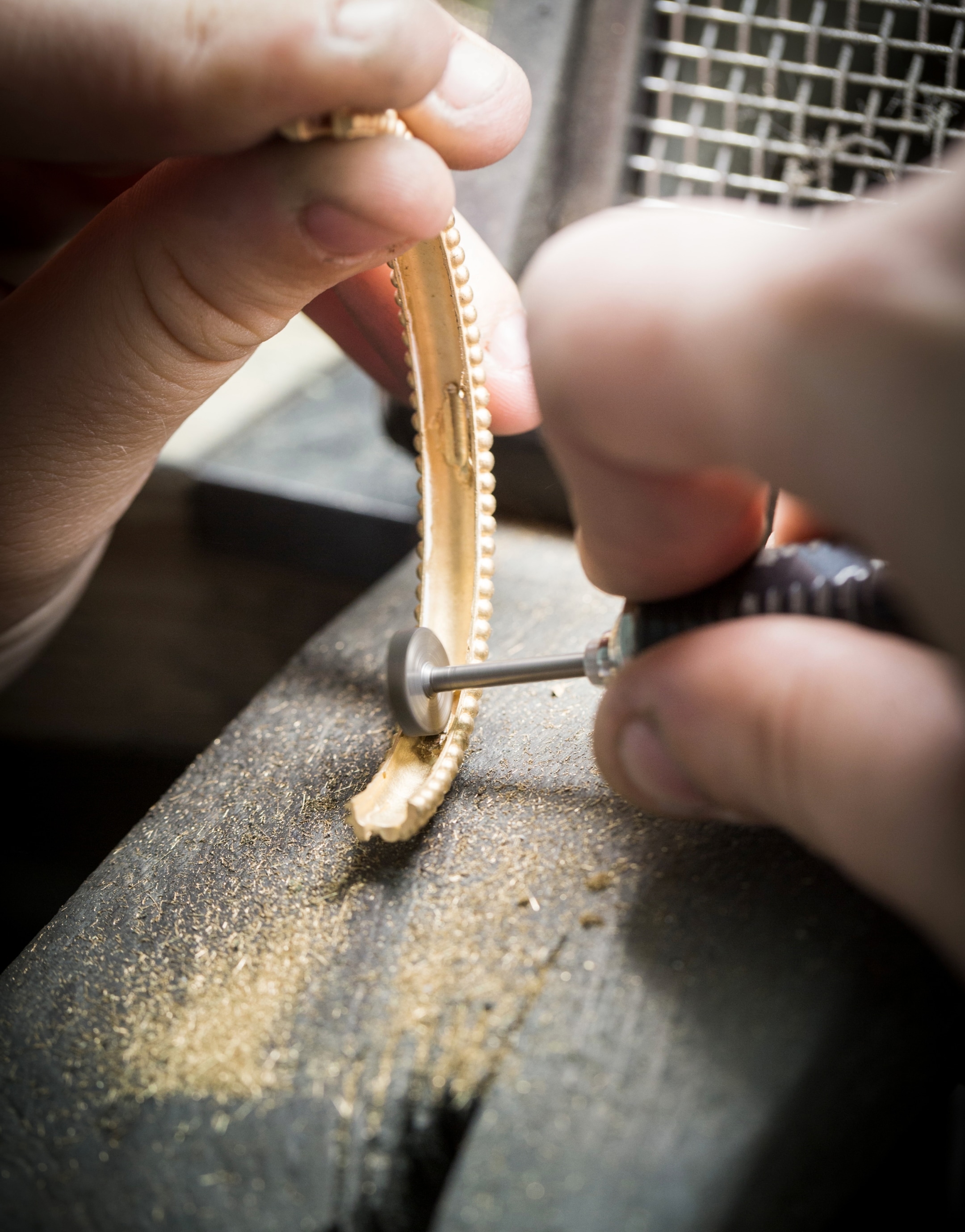 Polishing, Perlée® signature bracelet, yellow gold,  Van Cleef & Arpels