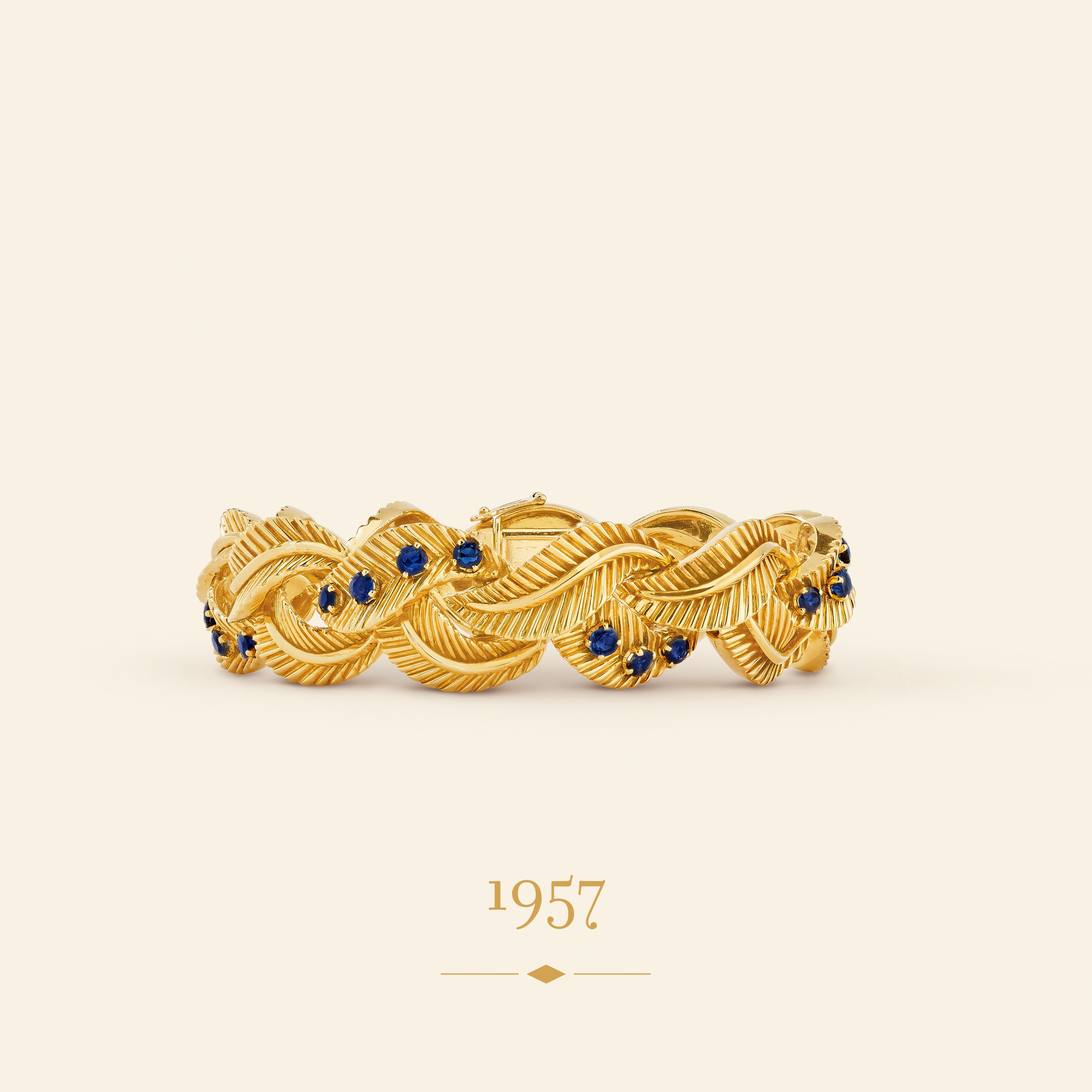 Crossed Leaf Braid手镯，1957年。黄K金，蓝宝石。Van Cleef & Arpels梵克雅宝典藏。