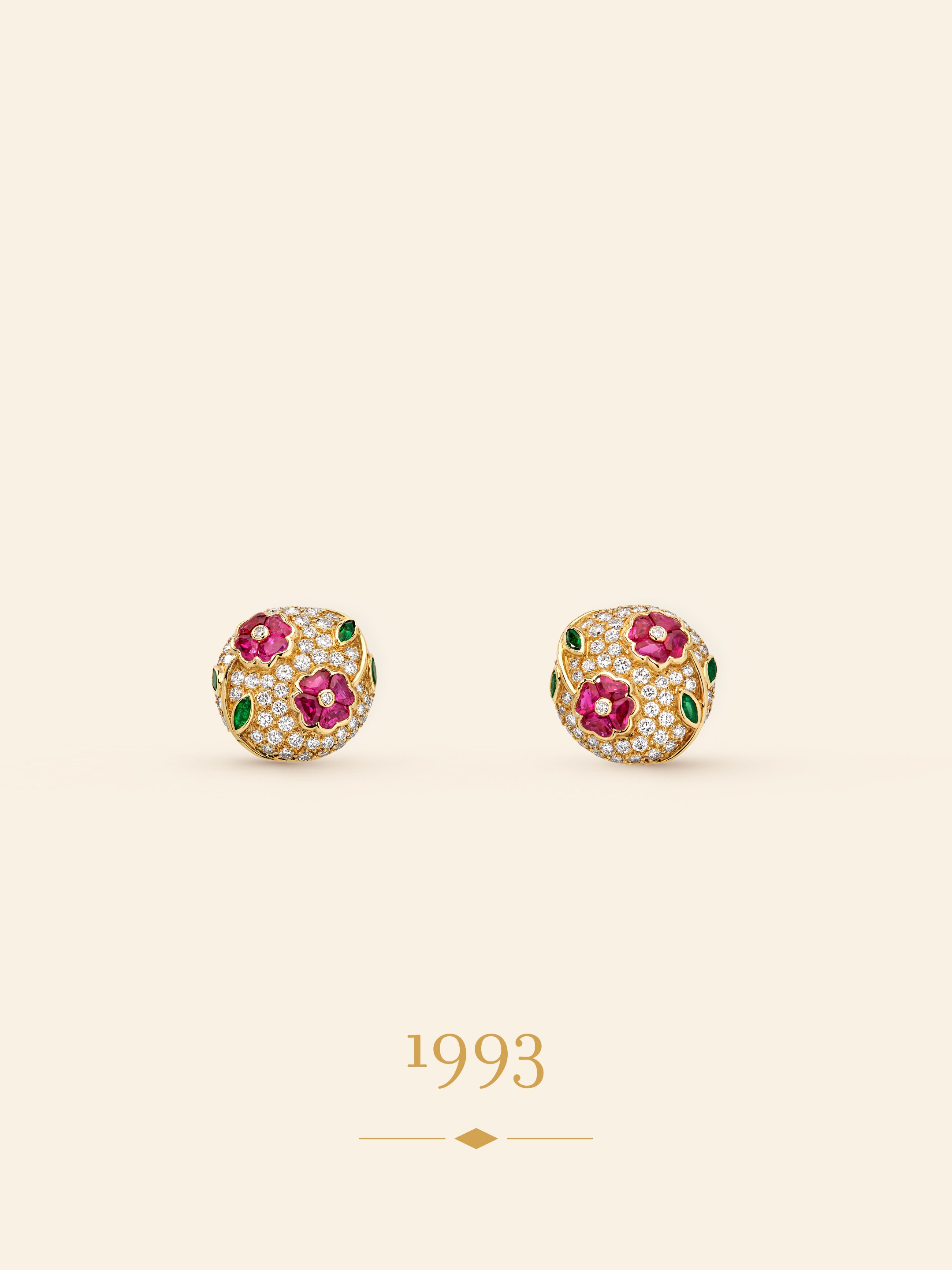 Vanessa耳环，1993年。黄K金，祖母绿，粉色蓝宝石，养殖珍珠，钻石。Van Cleef & Arpels梵克雅宝典藏。