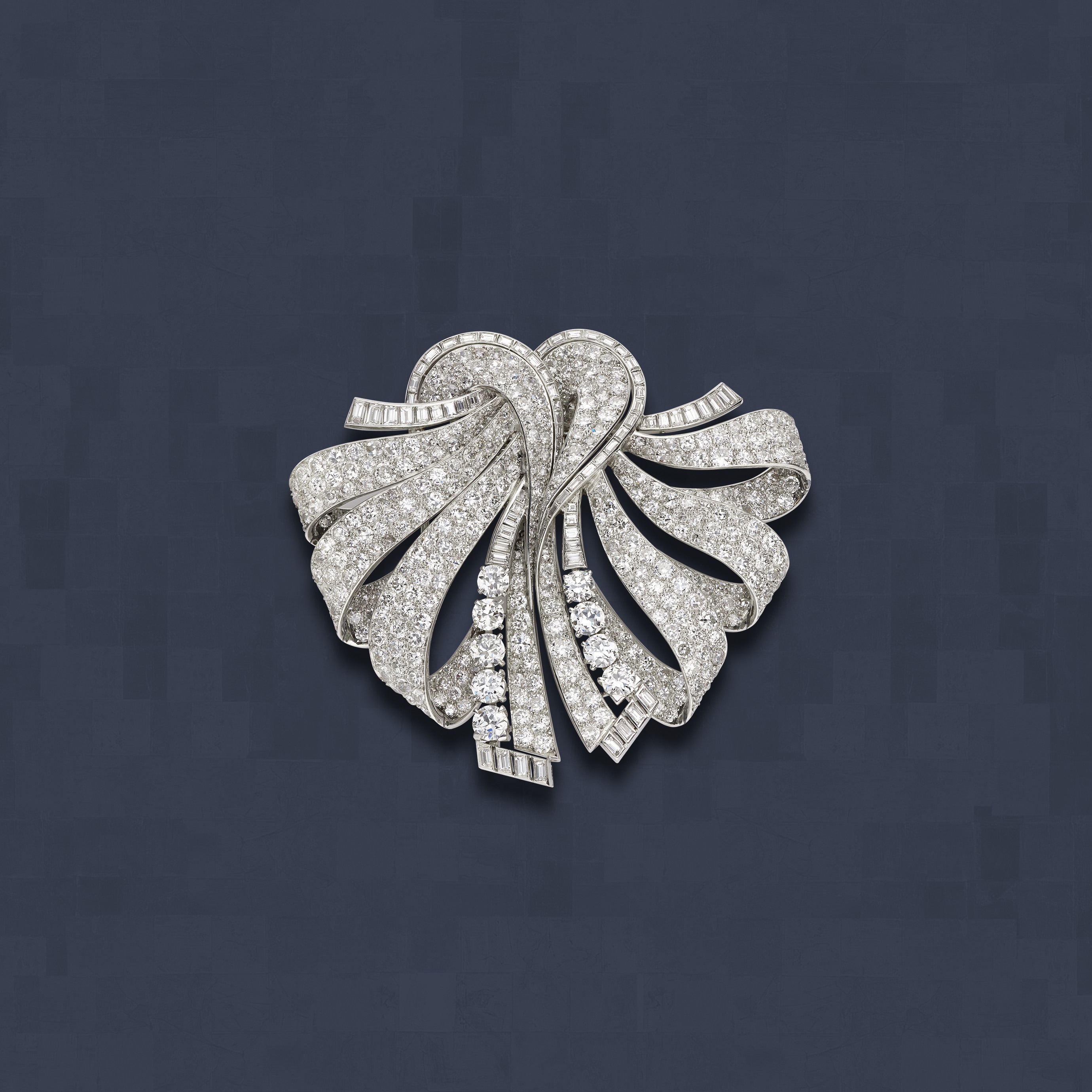 Double clip, 1937. Convertible into two clips. Platinum, osmior, diamonds. Van Cleef & Arpels Collection.