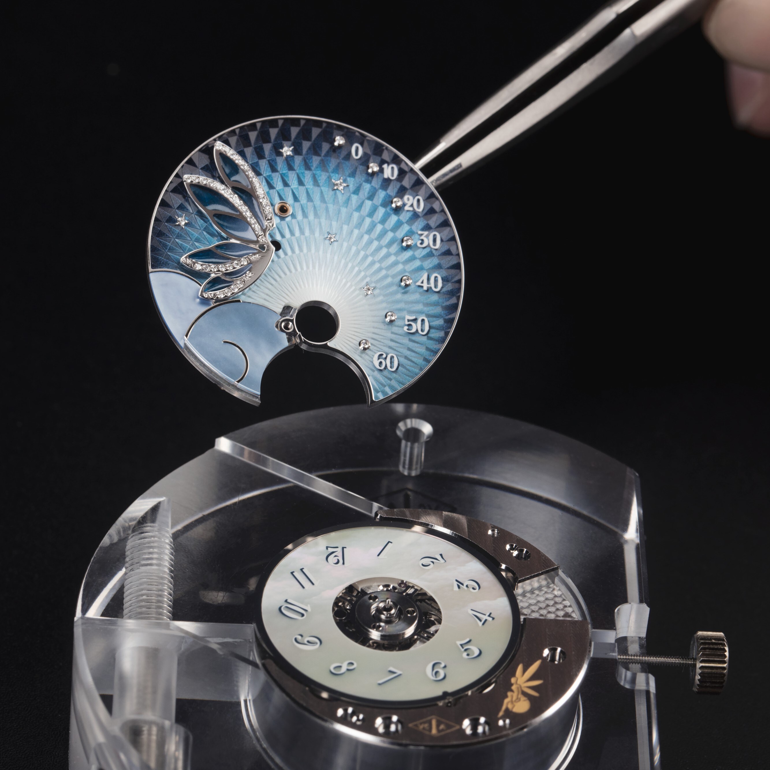 Lady Féerie腕表的表盘组装工序，Van Cleef & Arpels梵克雅宝。