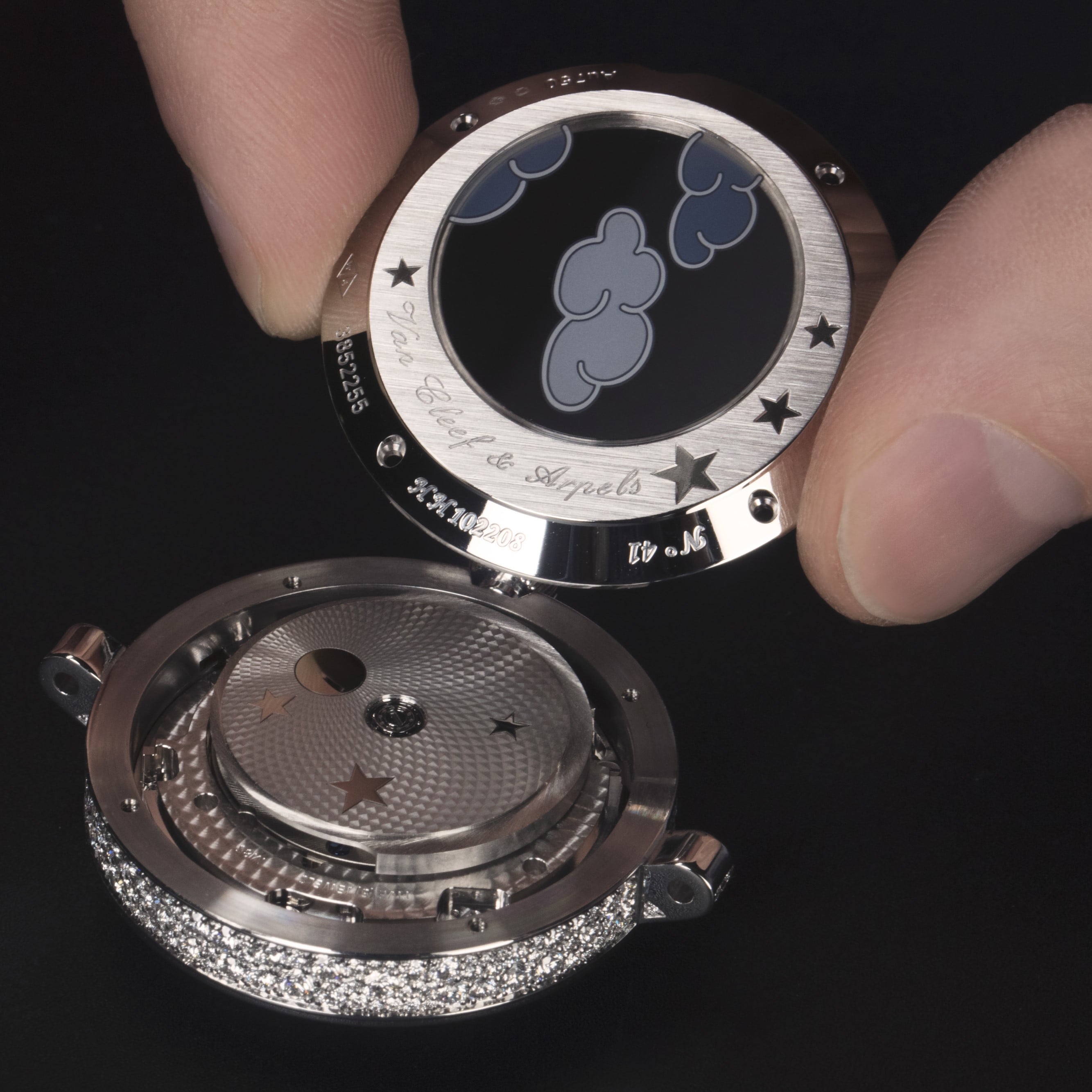 组装Lady Féerie腕表表背，Van Cleef & Arpels梵克雅宝。