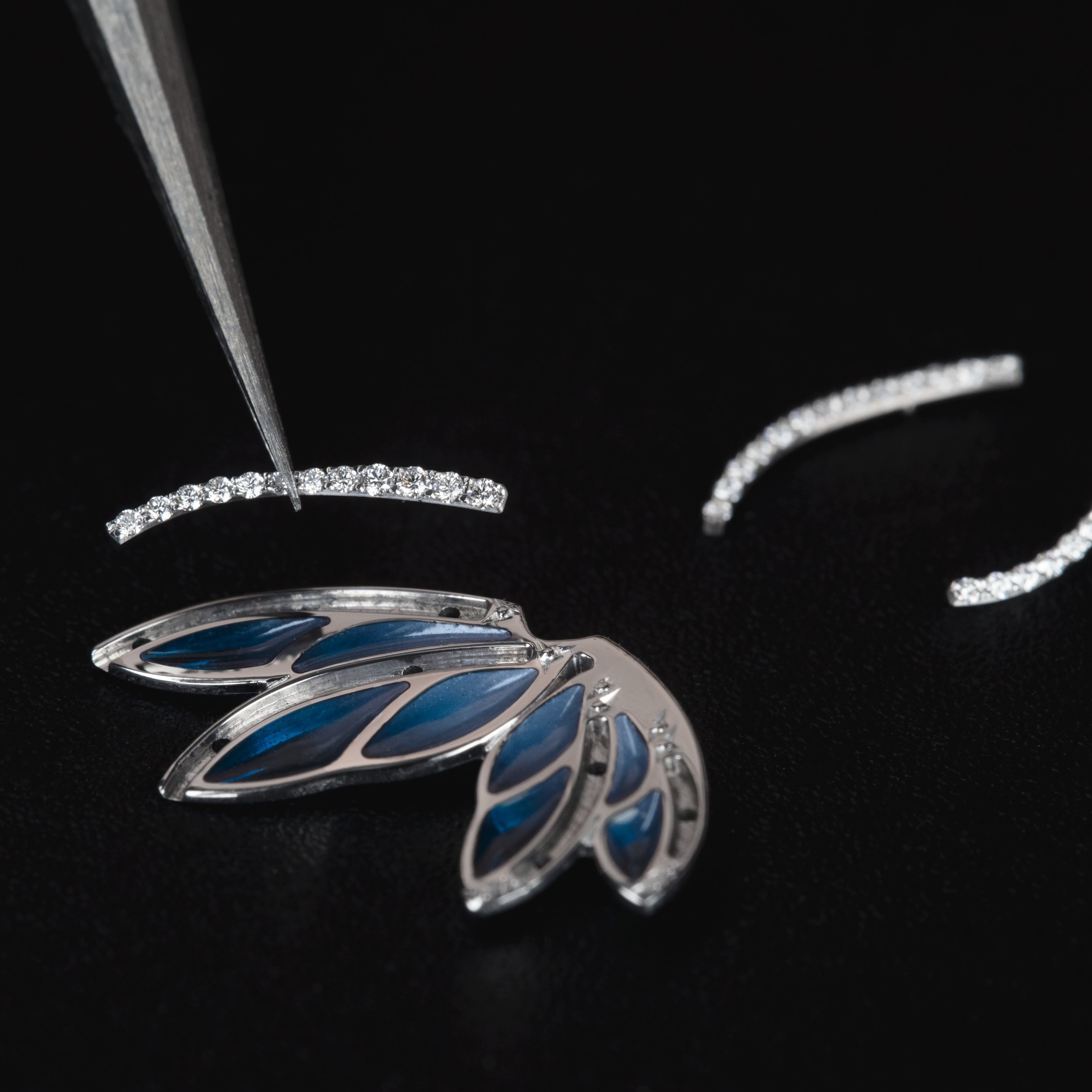 Lady Féerie腕表上仙子羽翼的钻石镶嵌工艺，Van Cleef & Arpels梵克雅宝。