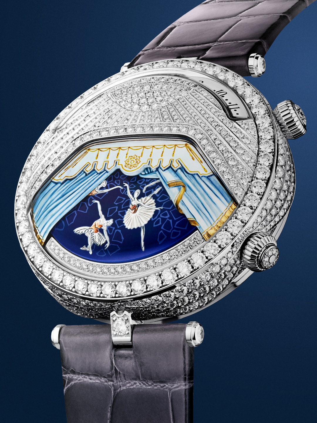 Lady Arpels Ballerine Musicale Diamant腕表，44.5毫米，白K金，钻石。手动上链机械机芯，搭配逆跳时间显示和按需音乐动画功能。Poetic Complications®诗意复杂功能腕表系列，Van Cleef & Arpels梵克雅宝。