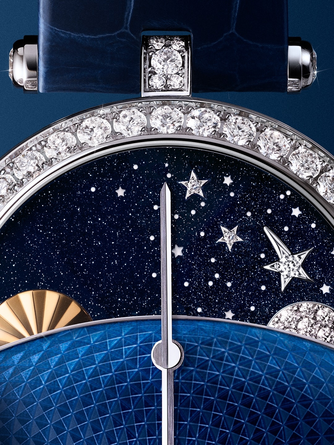 Lady Jour Nuit腕表。白K金，黄K金，蓝色砂金石，玑镂雕花蓝彩白色珍珠母贝，钻石。自动上链机械机芯，配备24小时模块。Poetic Complications®诗意复杂功能腕表系列，Van Cleef & Arpels梵克雅宝。