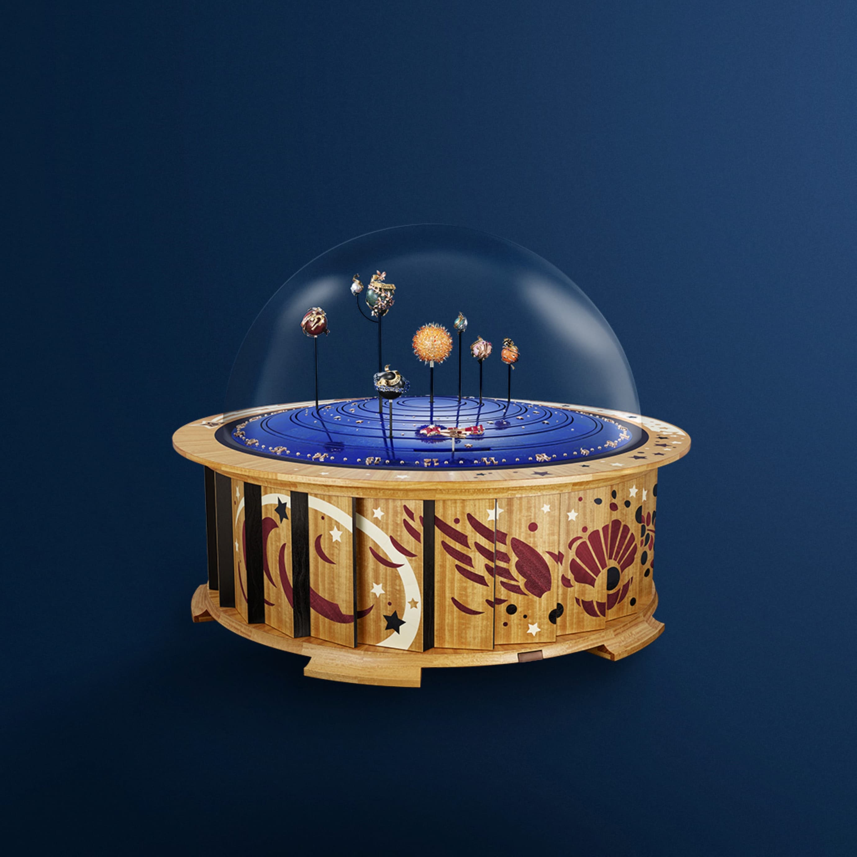 Planétarium天象仪自动机械装置，黄K金、白K金及玫瑰金，Traditional Mystery Set™传统隐密式镶嵌红宝石，红宝石，彩色蓝宝石，锰铝榴石，钻石，青金石，玉髓，珍珠，碧玉，黑玉，乳白色粉晶，橙色月光石，柠檬木、黑柿木、紫心木，白冬青，玻璃，铝，精钢，黄铜，PVD，皮革。自动机械装置及机械机芯，Planétarium天象仪自动机械装置，万年历，小时/分钟表盘，按需动画模块，组钟。Extraordinary Objects™非凡瑰宝系列，Van Cleef & Arpels梵克雅宝。