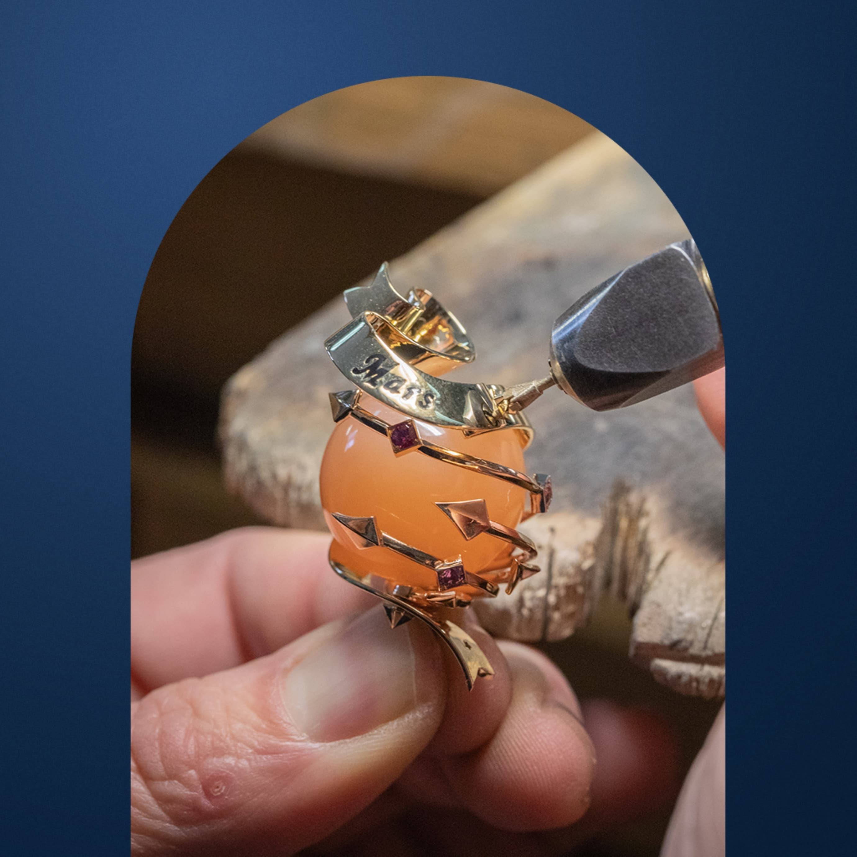 将火星的黄K金结构固定于橙色月光石，Van Cleef & Arpels梵克雅宝。