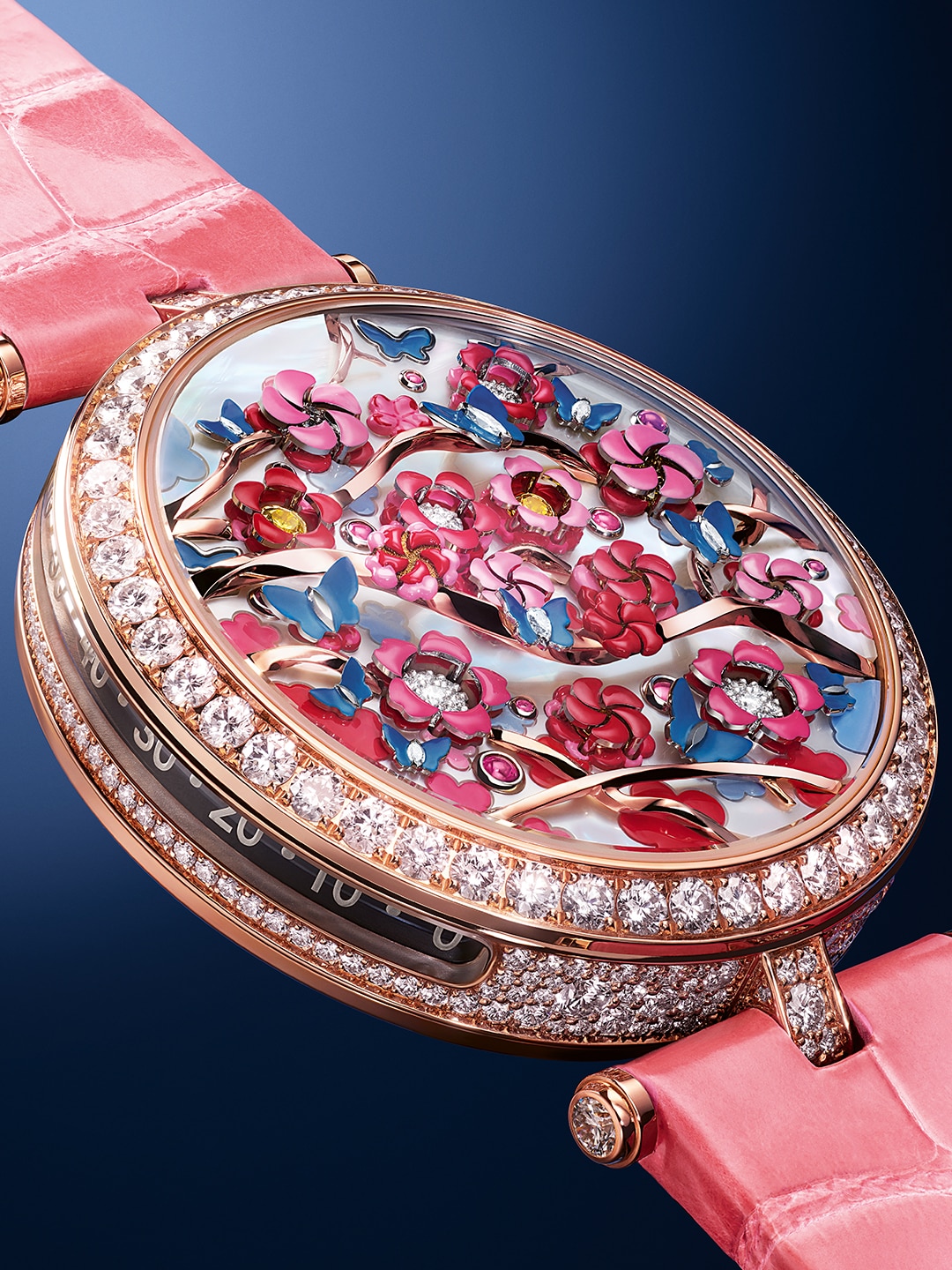 Lady Arpels Heures Florales Cerisier腕表。玫瑰金，镀铑白K金，白色和黄色钻石，粉色蓝宝石，白色珍珠母贝，微型彩绘。 自动上链机械机芯，搭载整点花开小时模块和侧面分钟显示。腕表附两条可替换表带和一个可替换镶钻针式表扣。Poetic Complications诗意复杂功能腕表系列，Van Cleef & Arpels梵克雅宝。