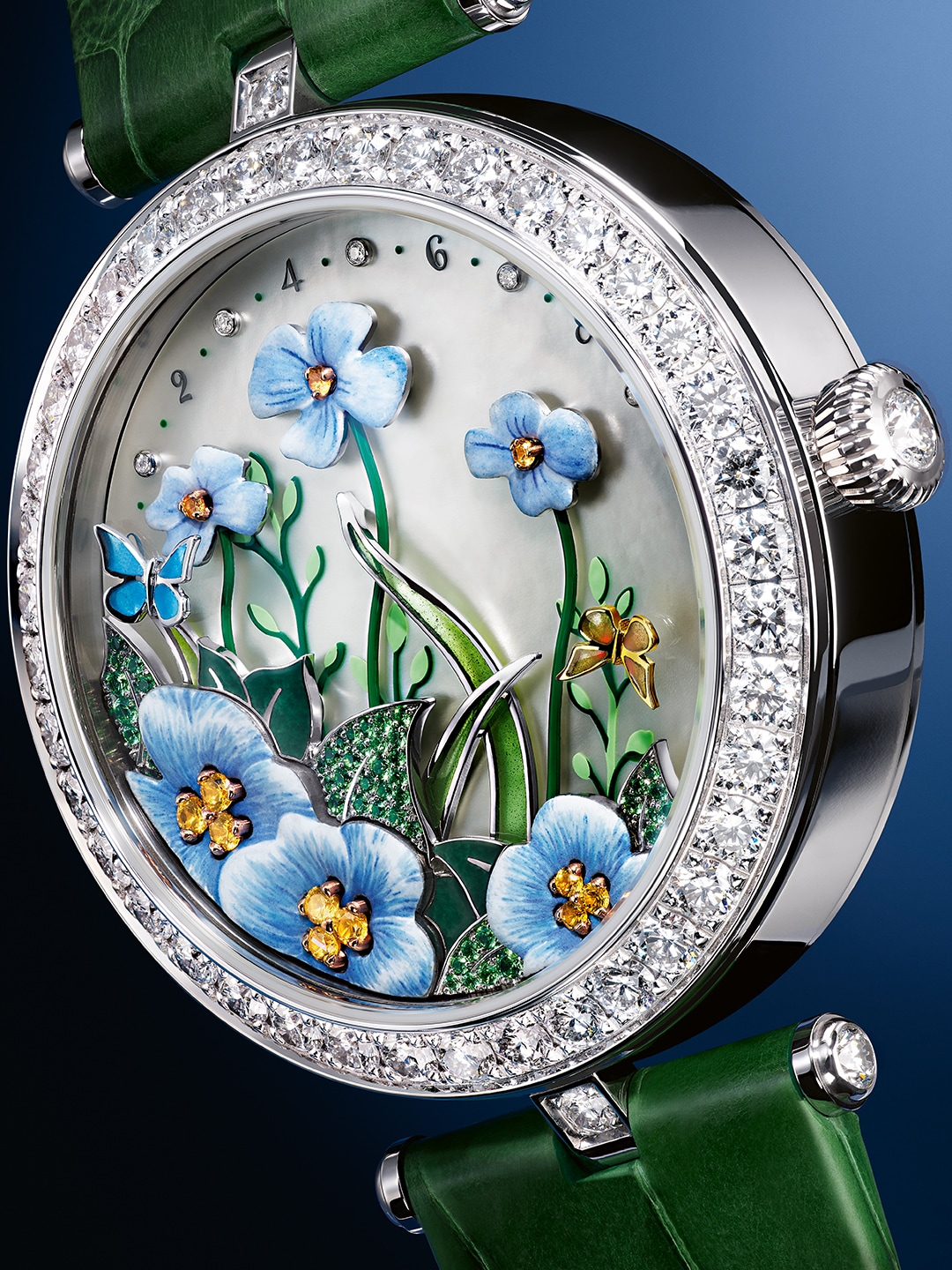 Lady Arpels Brise d’Été腕表白K金，白色珍珠母贝，贴花彩绘，锰铝榴石，沙弗莱（石榴）石，微型彩绘珐琅，丘陵状珐琅，内填珐琅，弧形Plique-à-jour彩色玻璃珐琅，Plique-à-jour彩色玻璃珐琅，钻石。自动上链机械机芯，配备花卉摇曳和蝴蝶翩飞模块。Poetic Complications®诗意复杂功能腕表系列，Van Cleef & Arpels梵克雅宝。