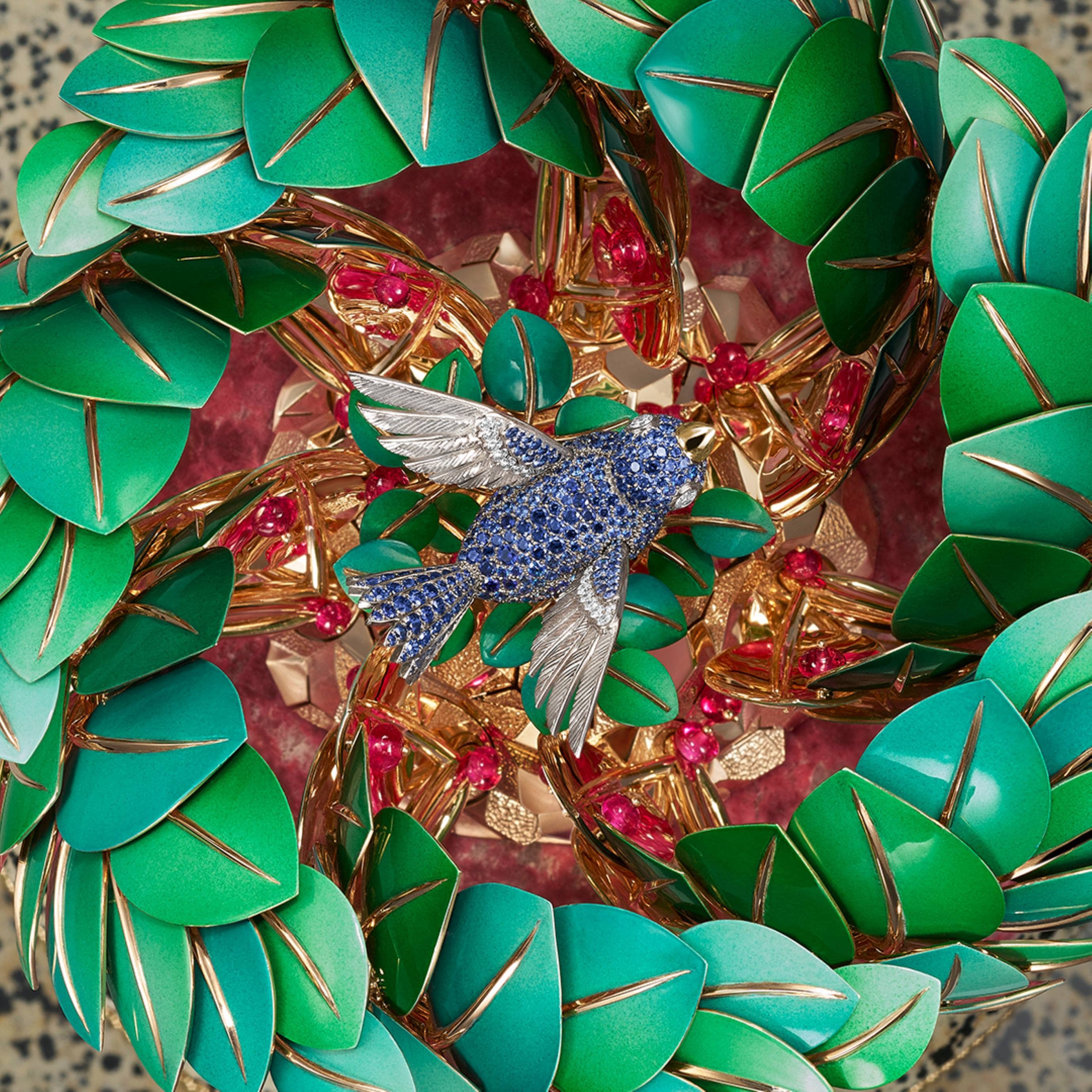 Apparition des Baies“绿野秘境”自动机械装置，白K金、黄K金及玫瑰金，浅色和深色蓝宝石，钻石，红色尖晶石，达尔马提亚碧玉，锰黝帘石，漆艺，乌木，山羊皮，铝，钢。Extraordinary Objects非凡瑰宝系列，Van Cleef & Arpels梵克雅宝。