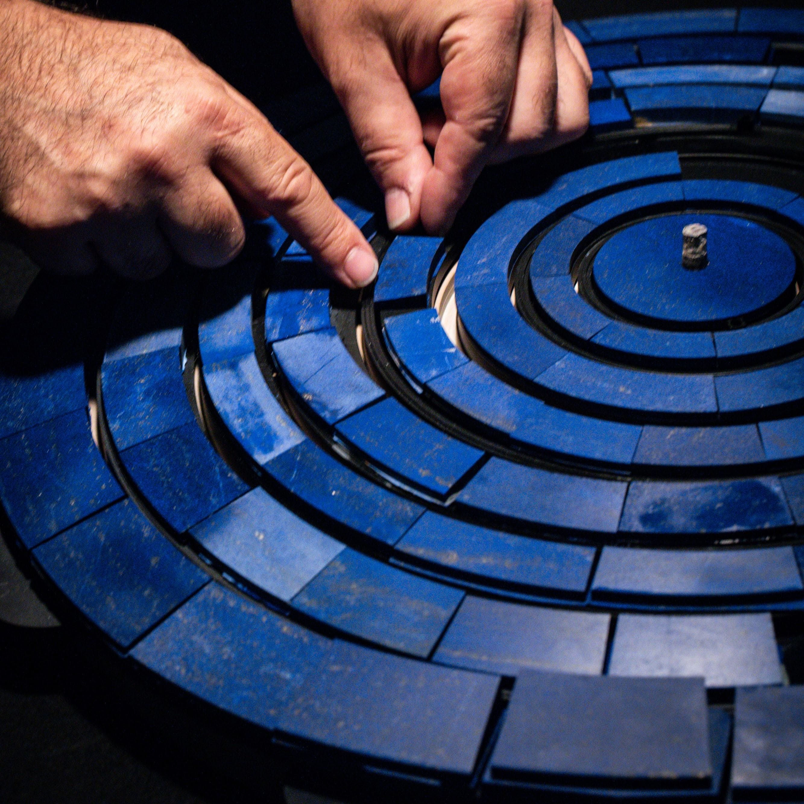 青金石图案的组装工序，Van Cleef & Arpels梵克雅宝。