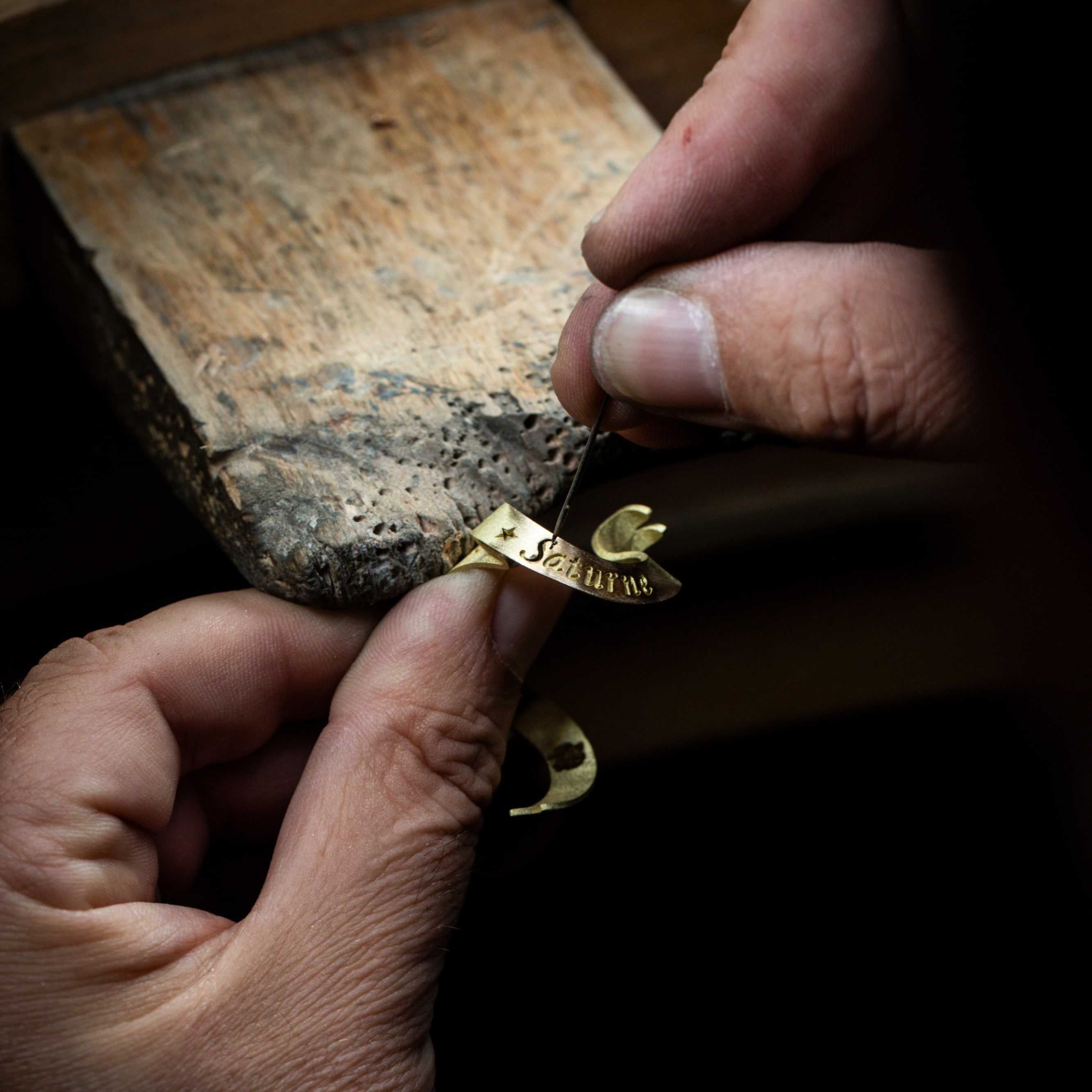 为雕刻凹槽涂覆漆料，Van Cleef & Arpels梵克雅宝。