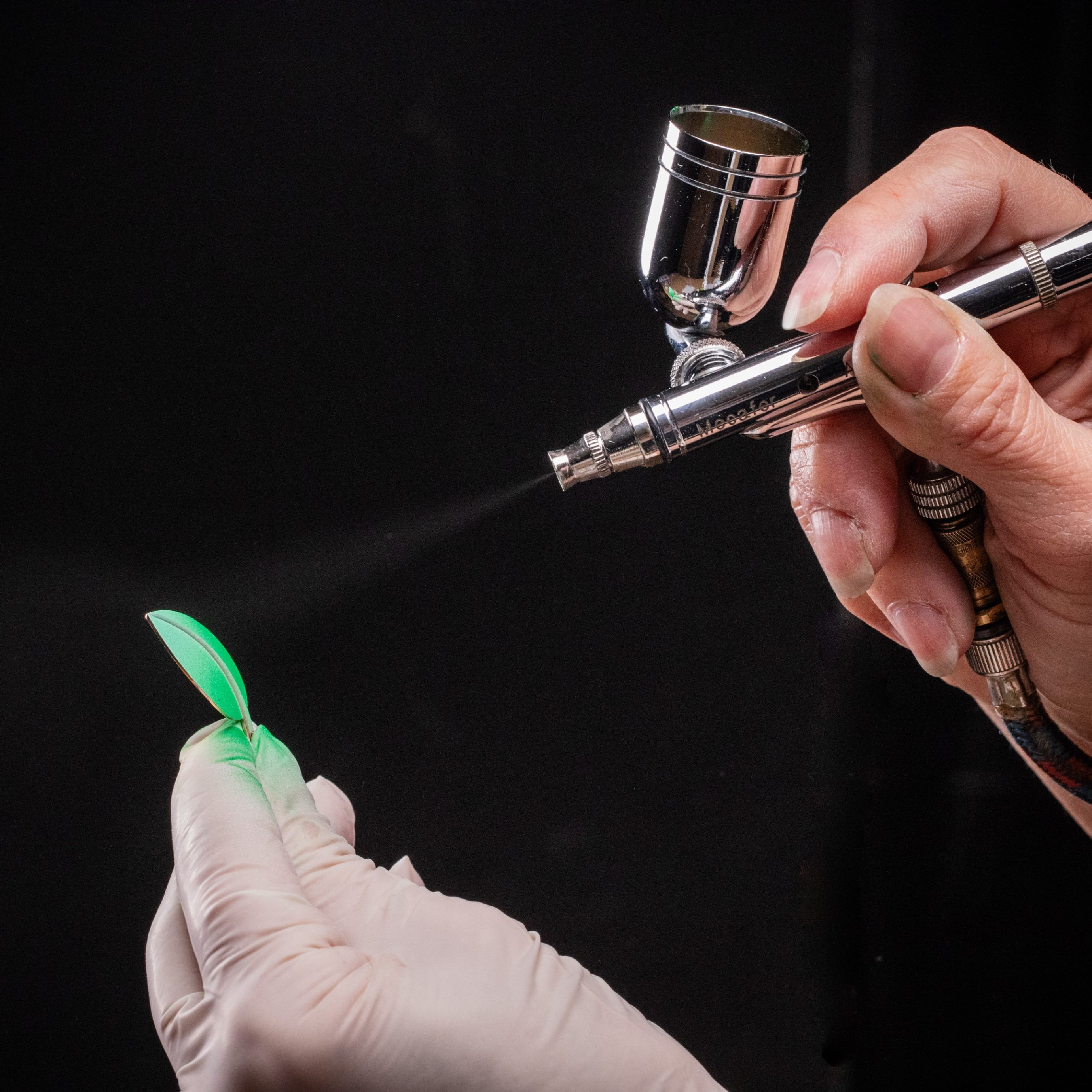 用喷枪为玫瑰金树叶上色，Van Cleef & Arpels梵克雅宝。