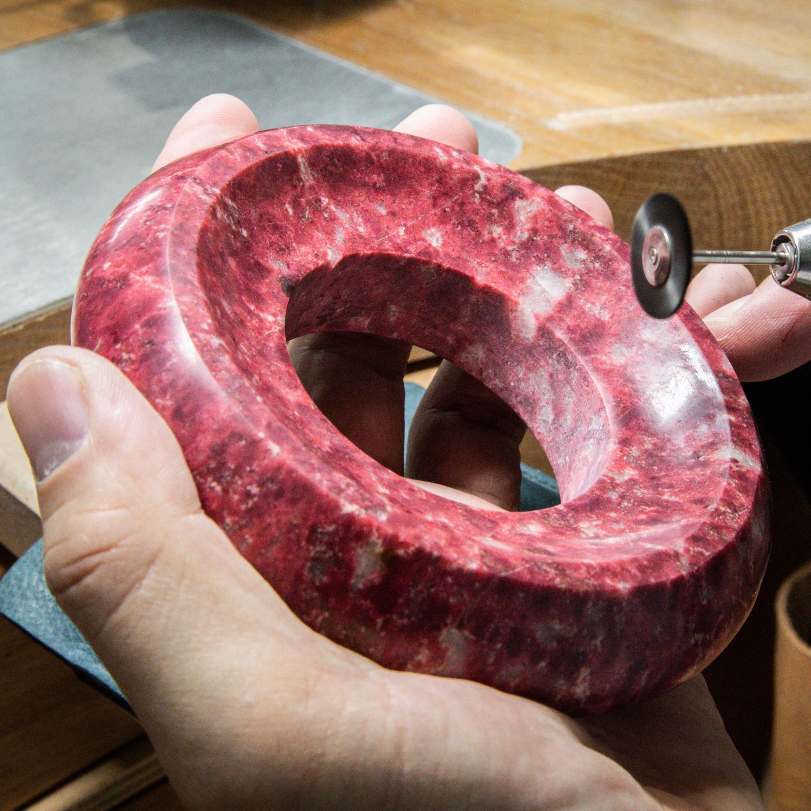 锰黝帘石花盆的刷具抛光工艺，Van Cleef & Arpels梵克雅宝。