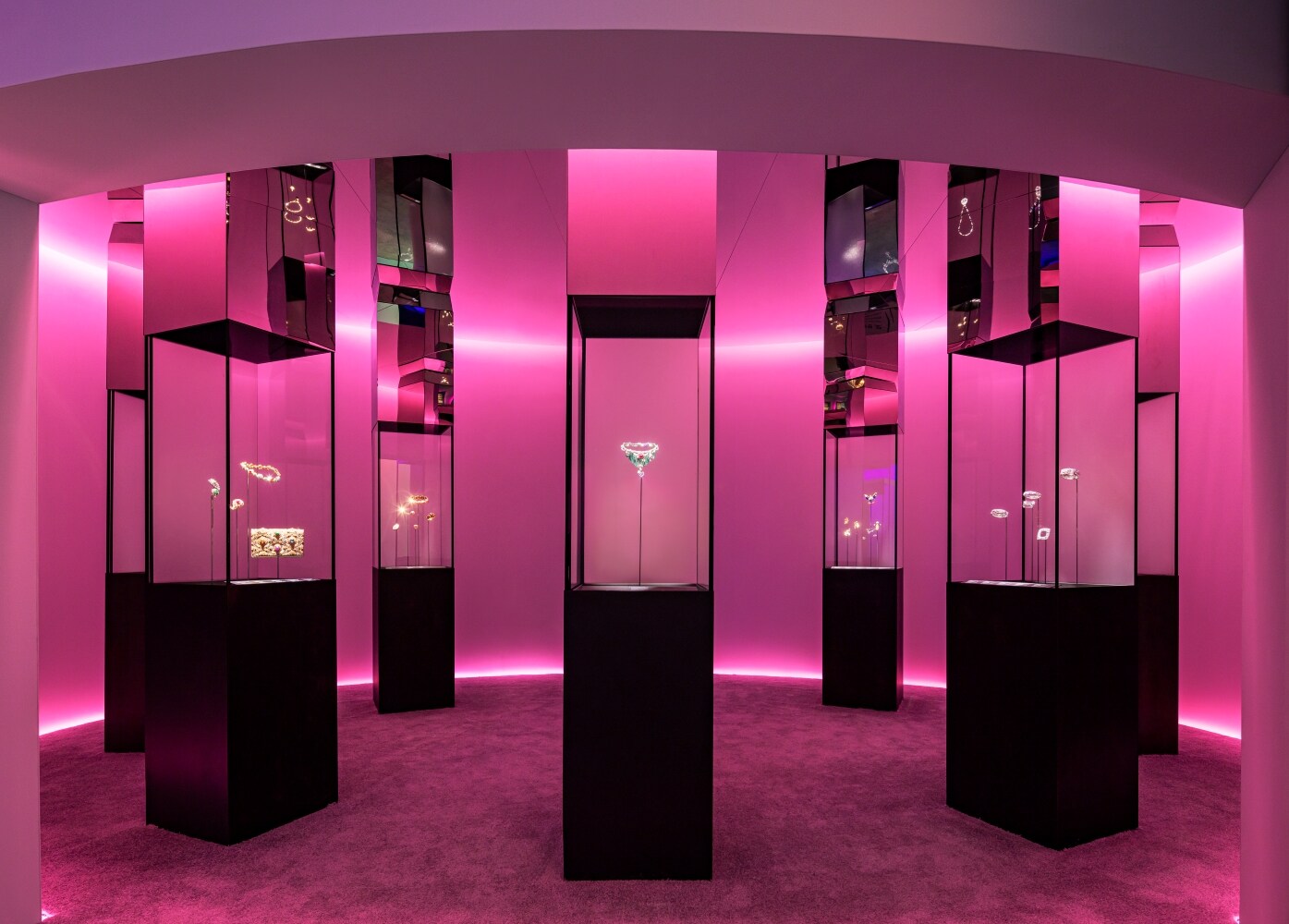 Immersion in the scenography of the Seoul Time, Nature, Love exhibition. Van Cleef & Arpels © Immersion in the scenography of the Seoul Time, Nature, Love exhibition. Van Cleef & Arpels © Yongjoon Choi.