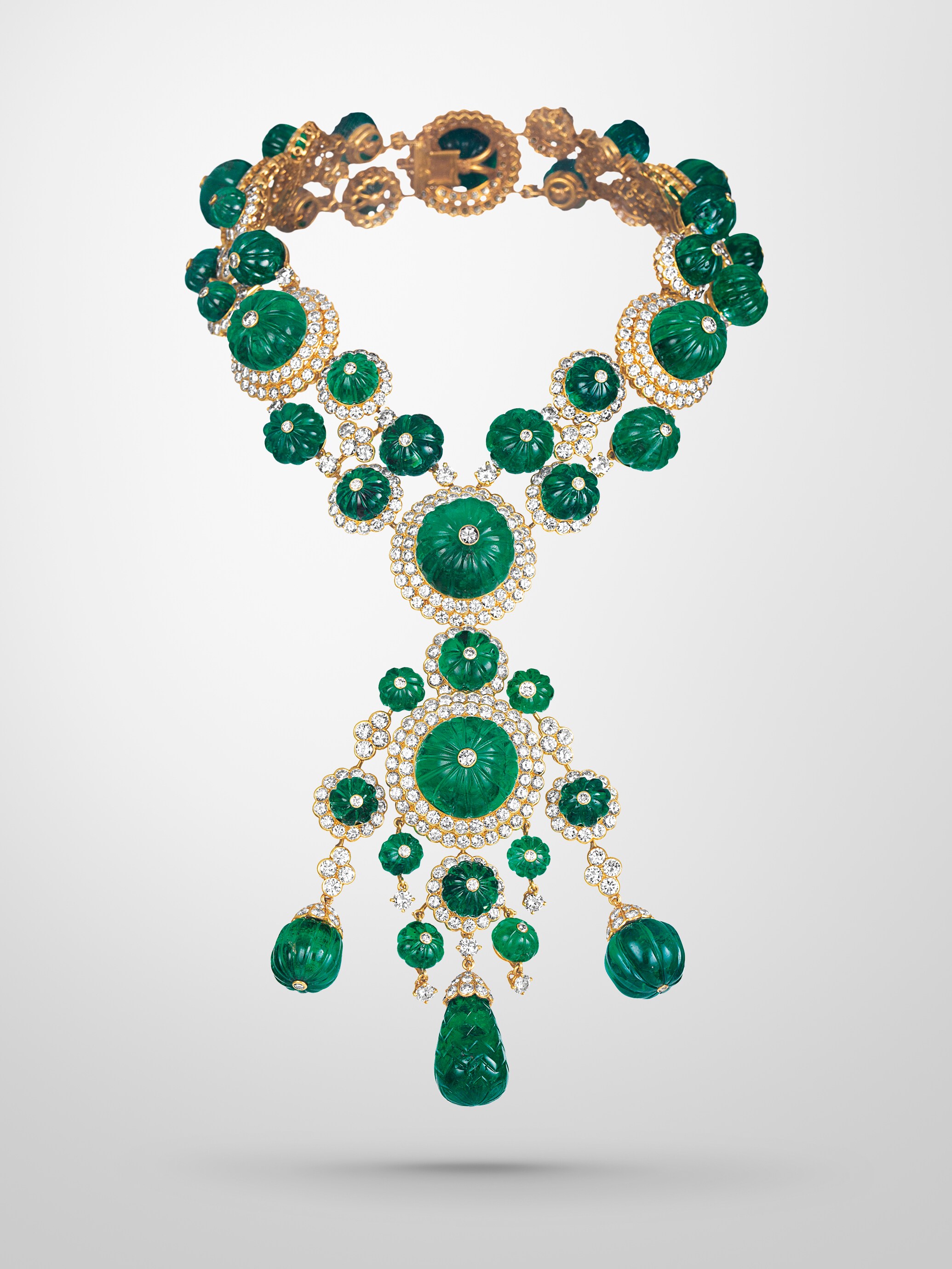 Indian-inspired necklace, 1971, yellow gold, carved emeralds, diamonds. Van Cleef & Arpels Collection.