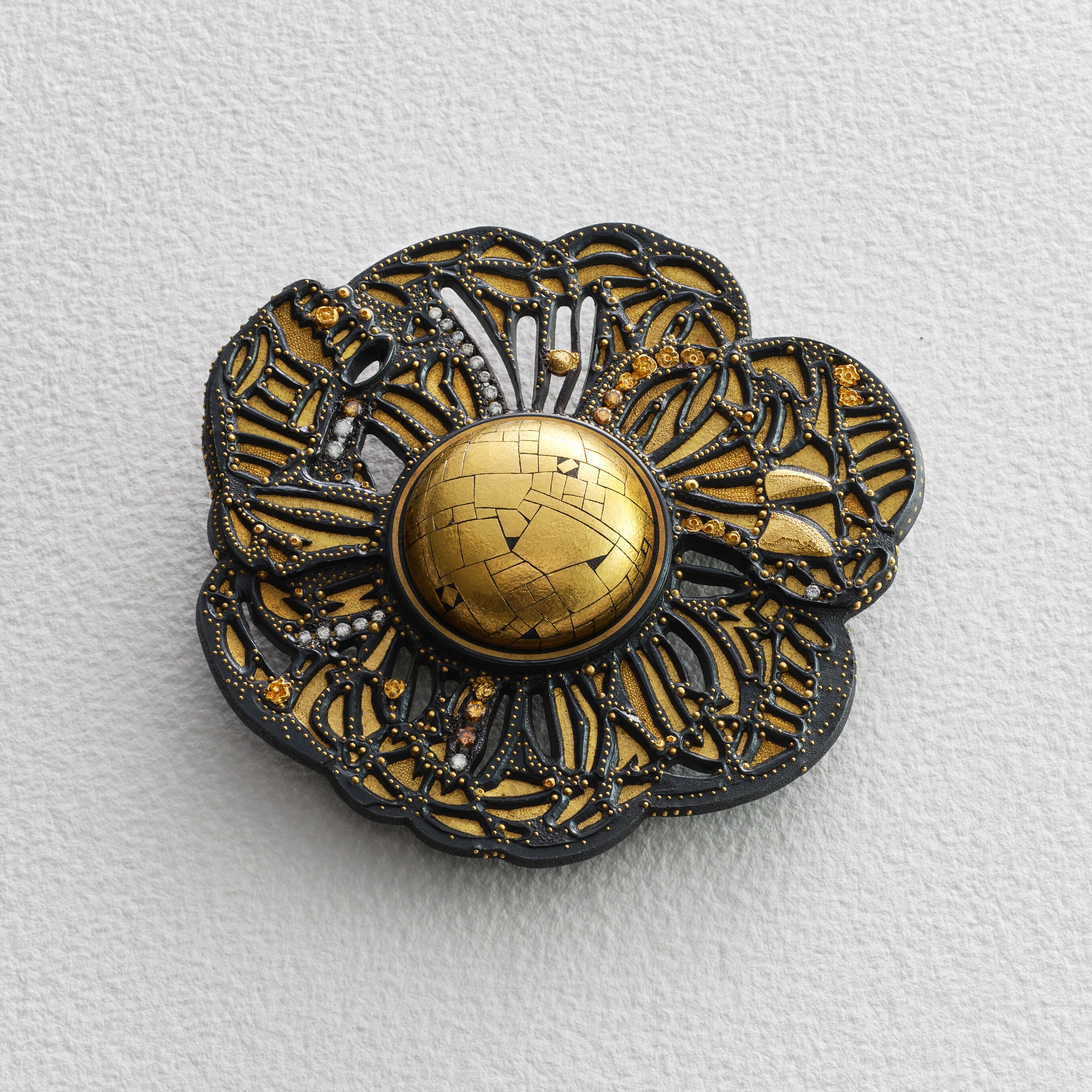 “Mosaic胸针”，Daniel Brush，精钢，黄金和彩色钻石。©L’ÉCOLE Van Cleef & Arpels