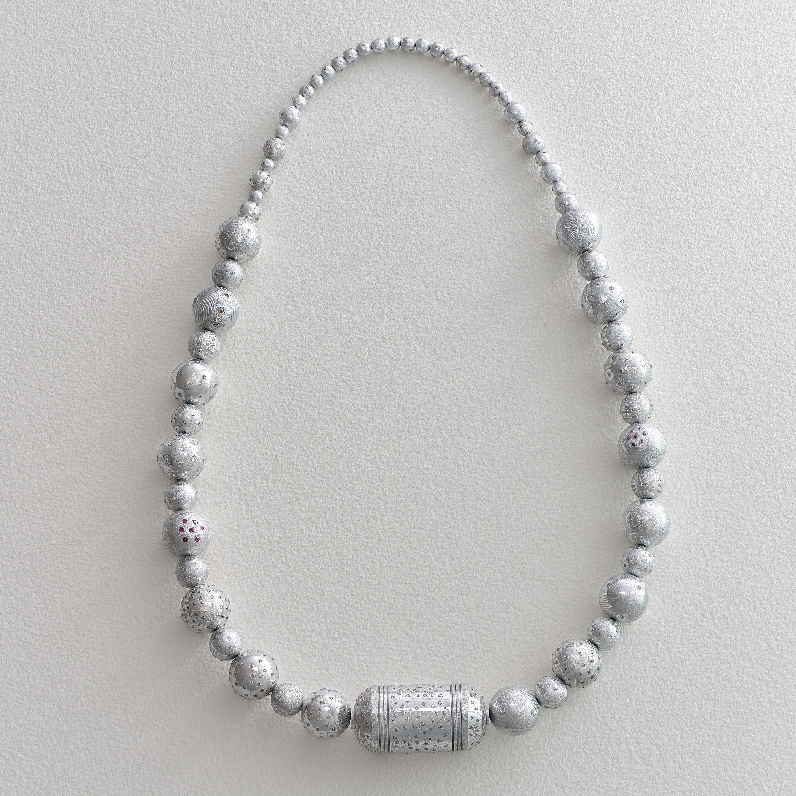 铝制长项链，Daniel Brush，铝，钻石，彩色钻石，红宝石。©L’ÉCOLE Van Cleef & Arpels