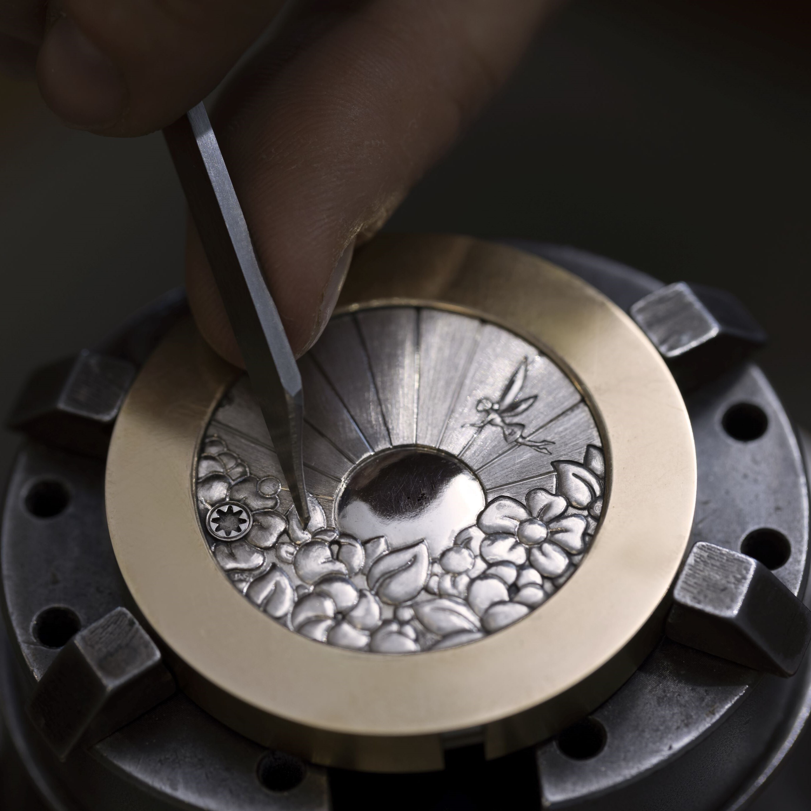 Hand-engraving of the leaves on the back of the case, Lady Arpels Jour Enchanté watch, Extraordinary Dials™ collection, Van Cleef & Arpels.