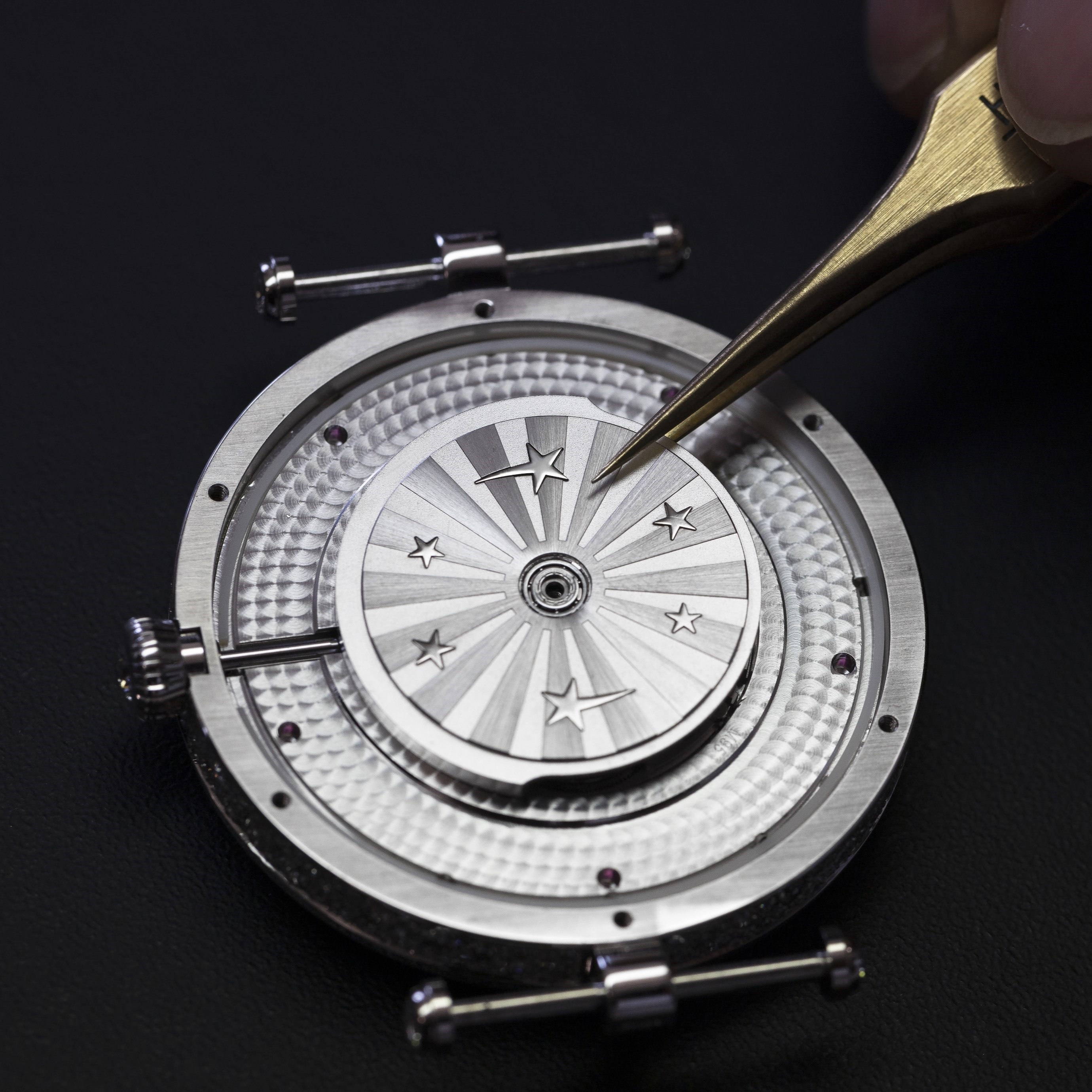 Positioning the oscillating weight of the automatic calibre, Lady Jour Nuit watch, Poetic Complications® collection, Van Cleef & Arpels.