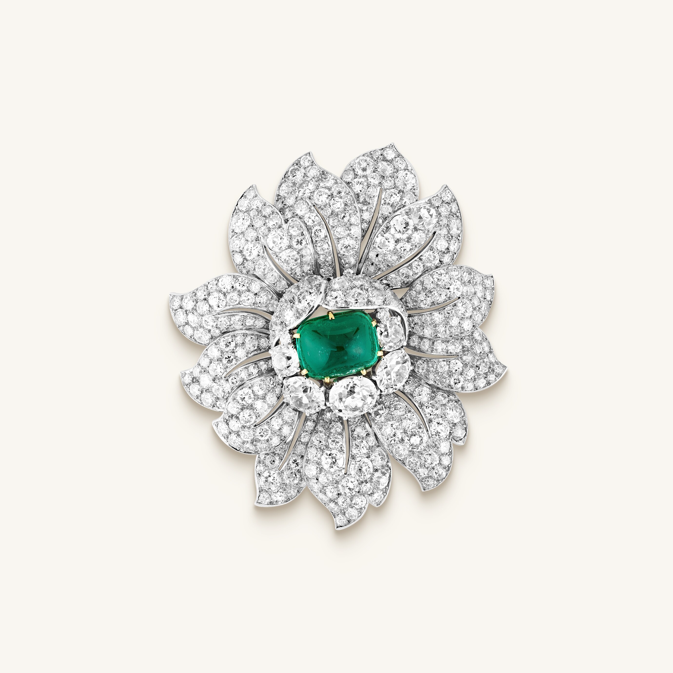 Dahlia clip, 1956. Platinum, emerald, diamonds. Van Cleef & Arpels Collection.
