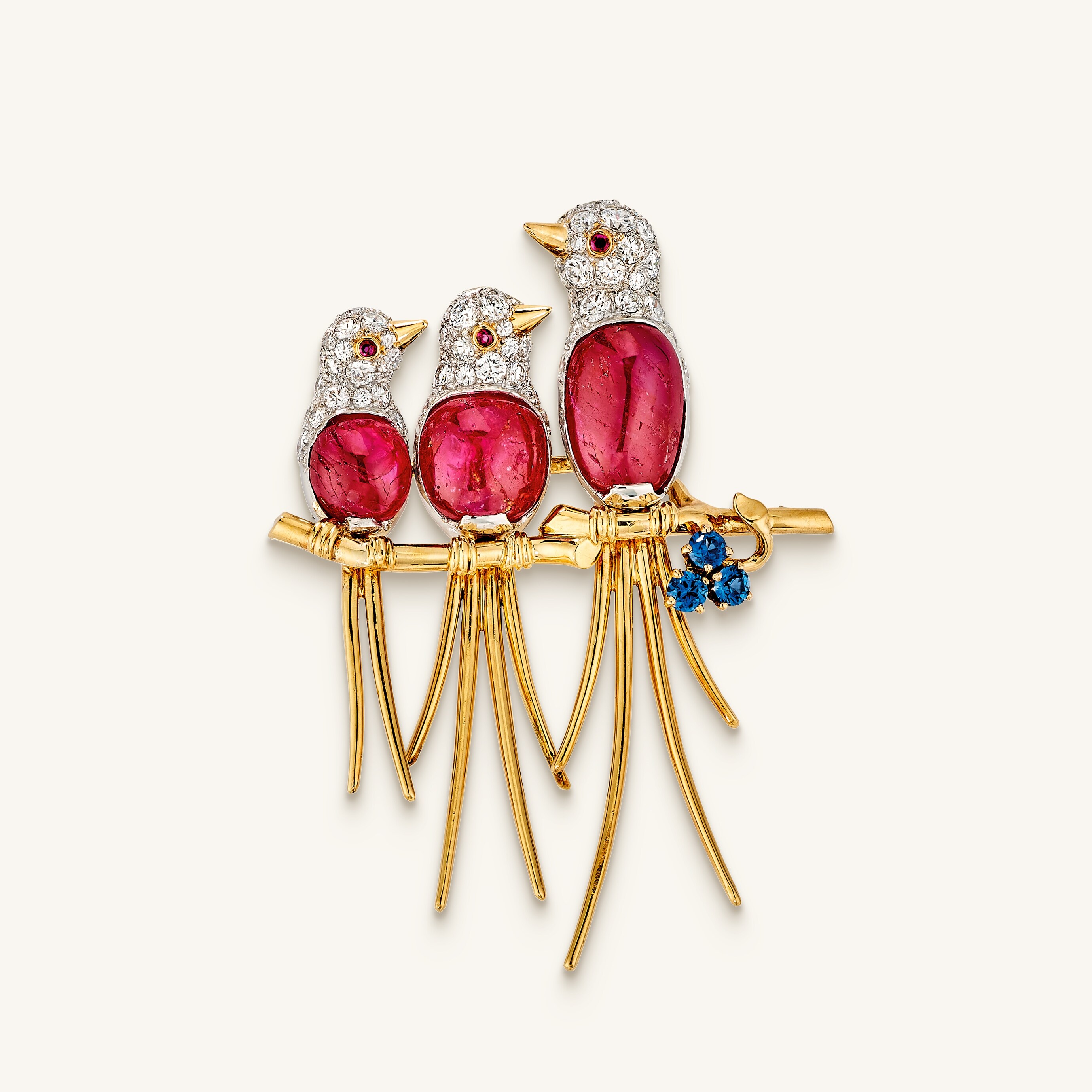 Three birds clip, 1954. Yellow gold, platinum, rubies, sapphires, diamonds. Van Cleef & Arpels Collection.