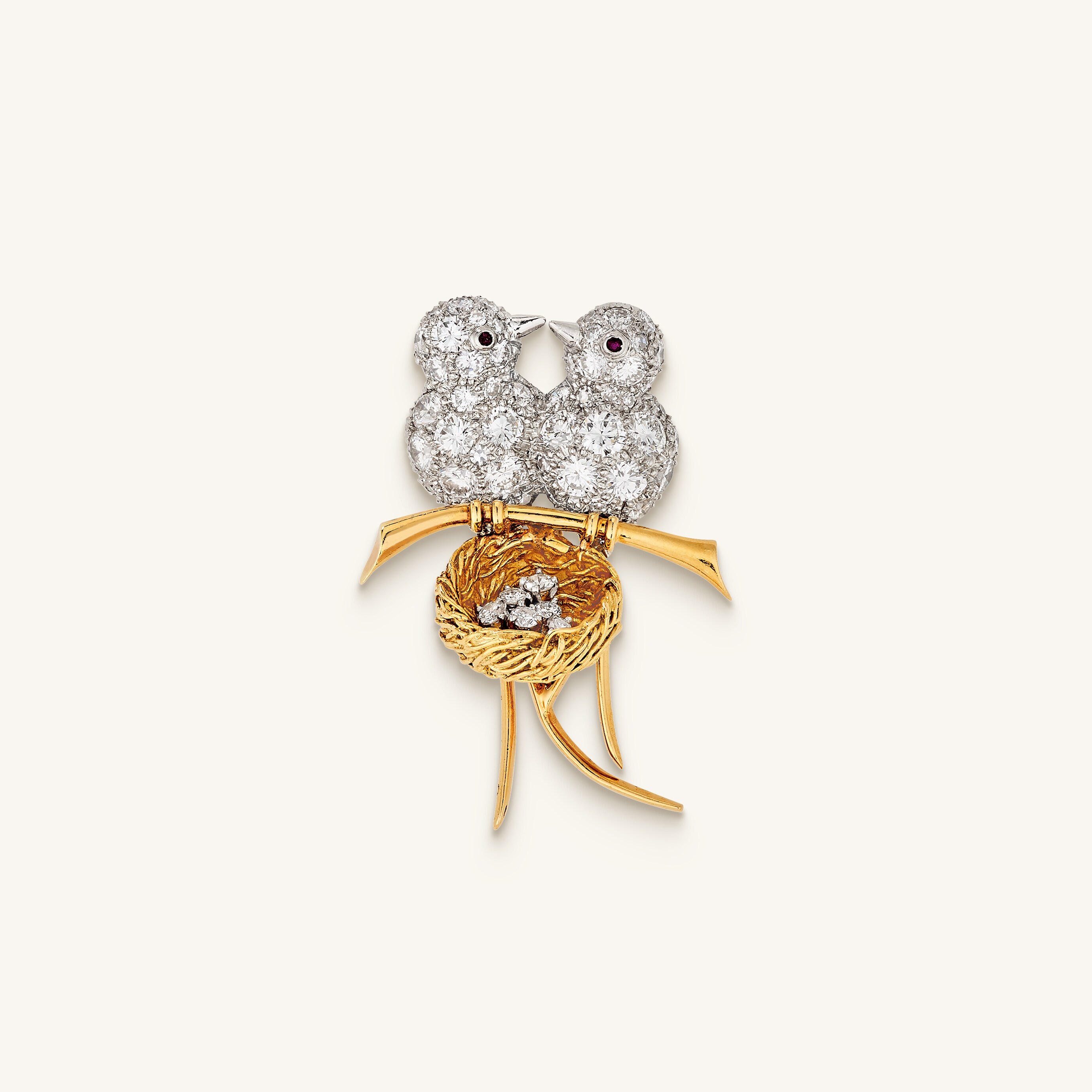 Two birds with a nest clip, 1969. Yellow gold, white gold, platinum, rubies, diamonds. Van Cleef & Arpels Collection.