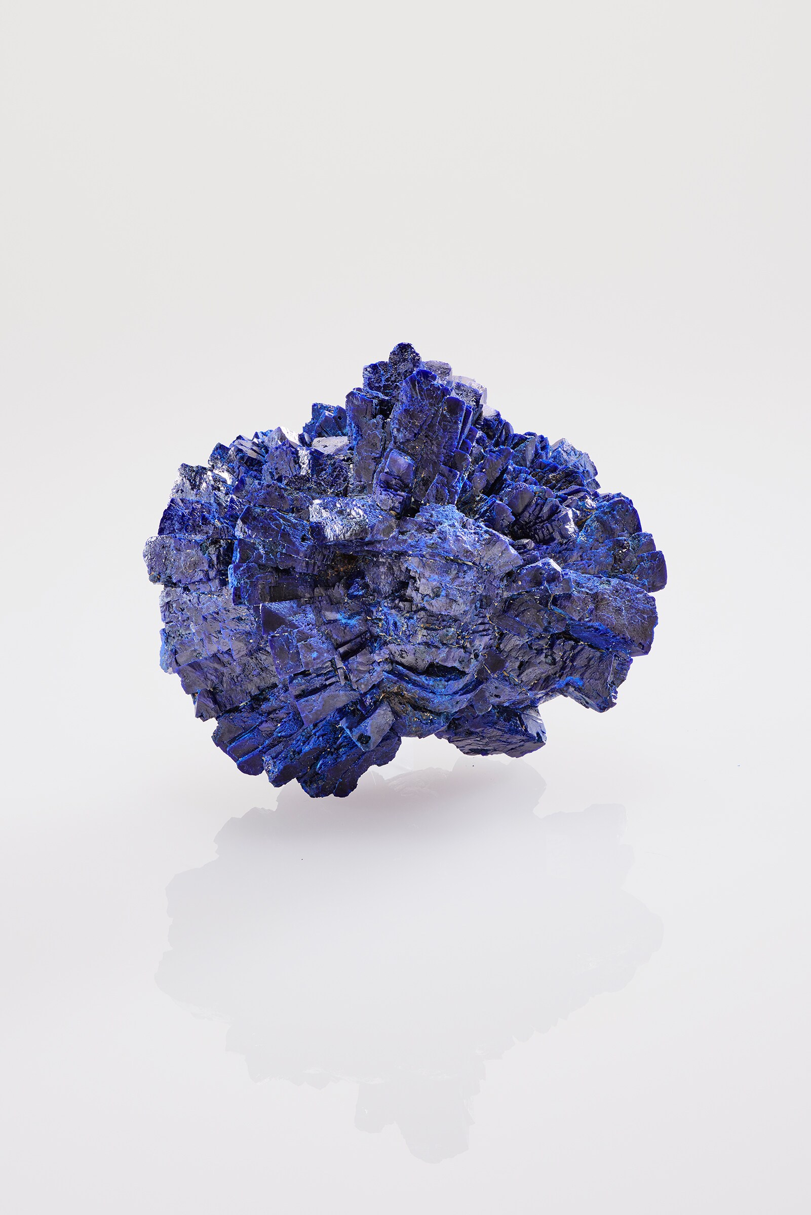 蓝铜矿。巴黎矿物学博物馆藏品。© L'ÉCOLE珠宝艺术中心 - 拍摄：Benjamin Chelly。Van Cleef & Arpels梵克雅宝。