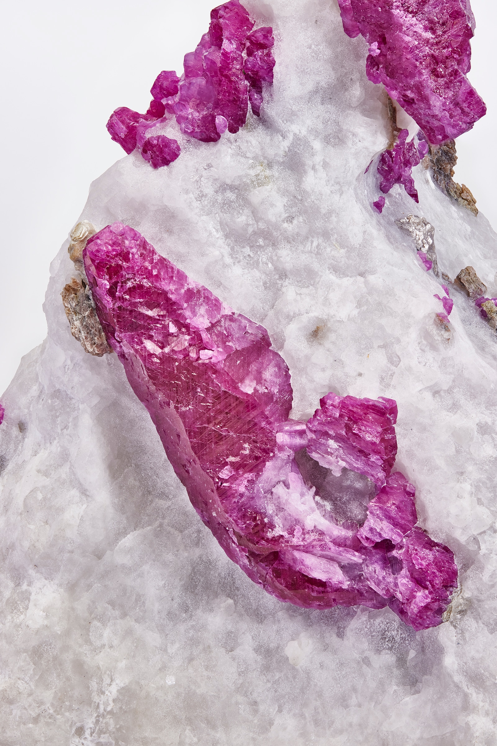 刚玉，红宝石。巴黎矿物学博物馆藏品 © L'ÉCOLE珠宝艺术中心 - 拍摄：Benjamin Chelly。Van Cleef & Arpels梵克雅宝。