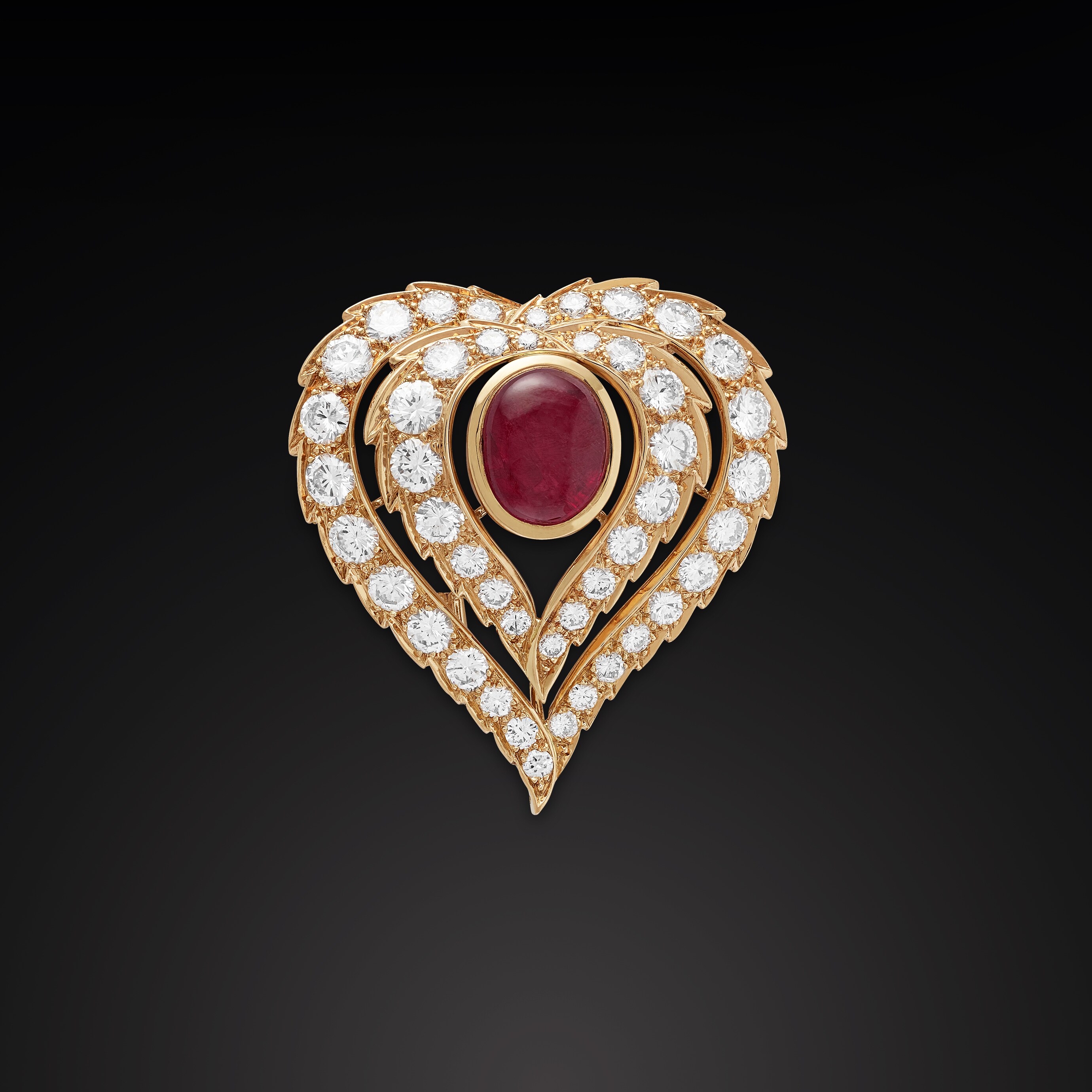 Hindu-style胸针，1965年。18K黄金，18K白金，红宝石，钻石。Van Cleef & Arpels梵克雅宝典藏系列。