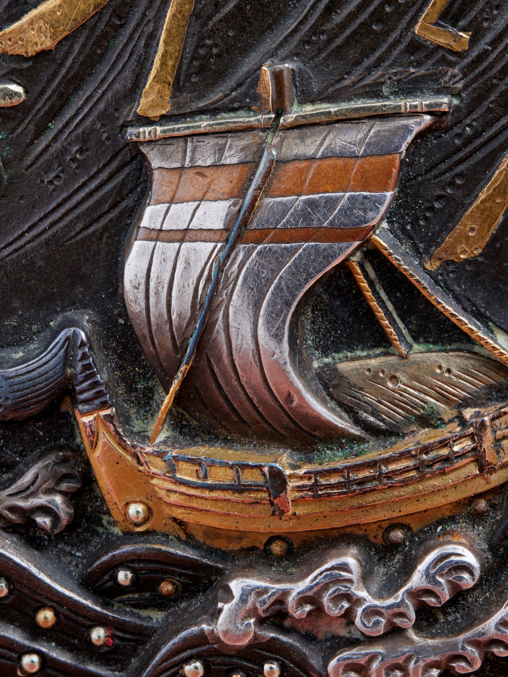 暴雨中的小船胸针，日本，19世纪末。镀金及镀银赤铜。私人珍藏。照片：L'ÉCOLE珠宝艺术中心 - Benjamin Chelly。