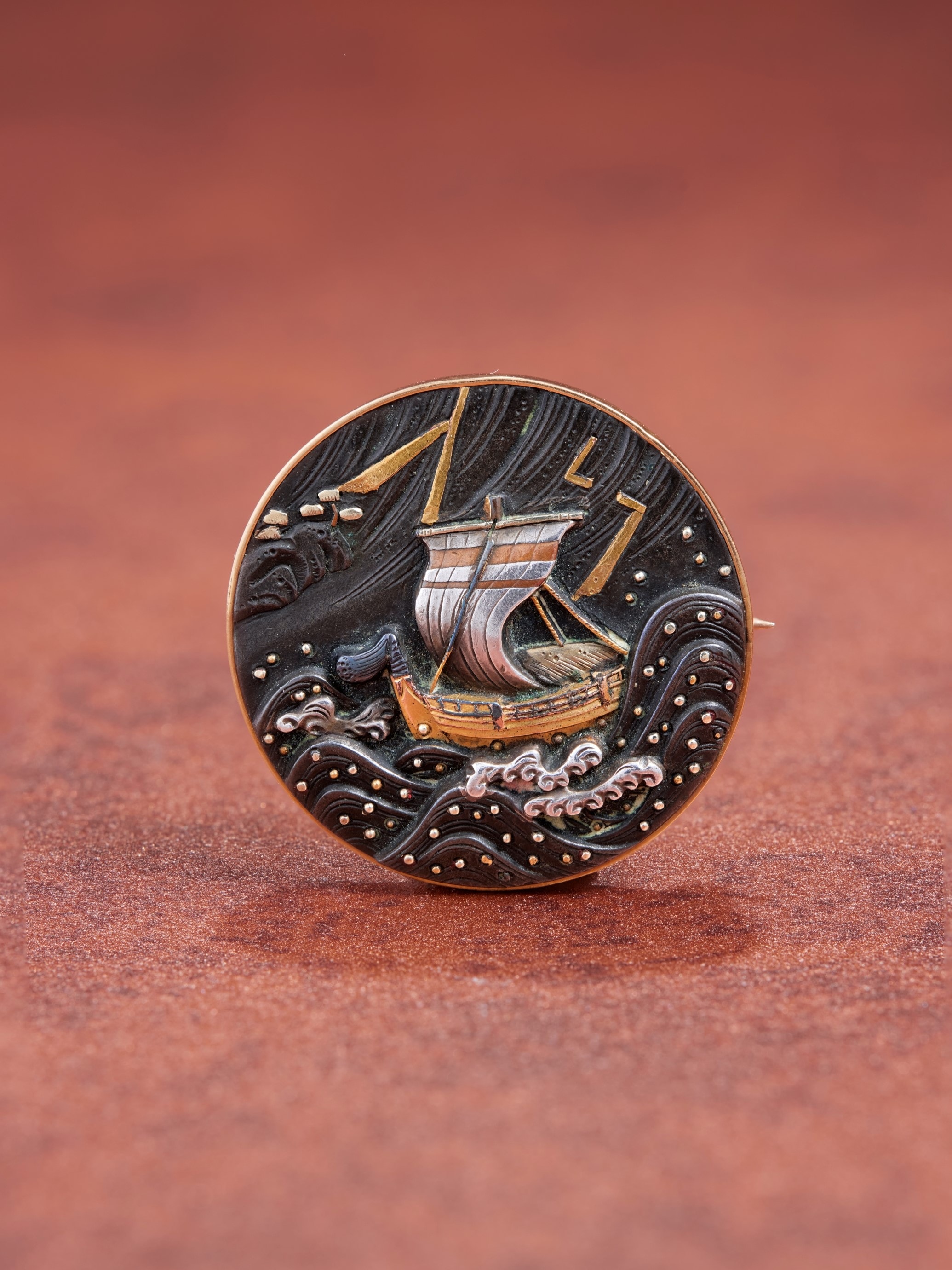 暴雨中的小船胸针，日本，19世纪末。镀金及镀银赤铜。私人珍藏。照片：L'ÉCOLE珠宝艺术中心 - Benjamin Chelly。
