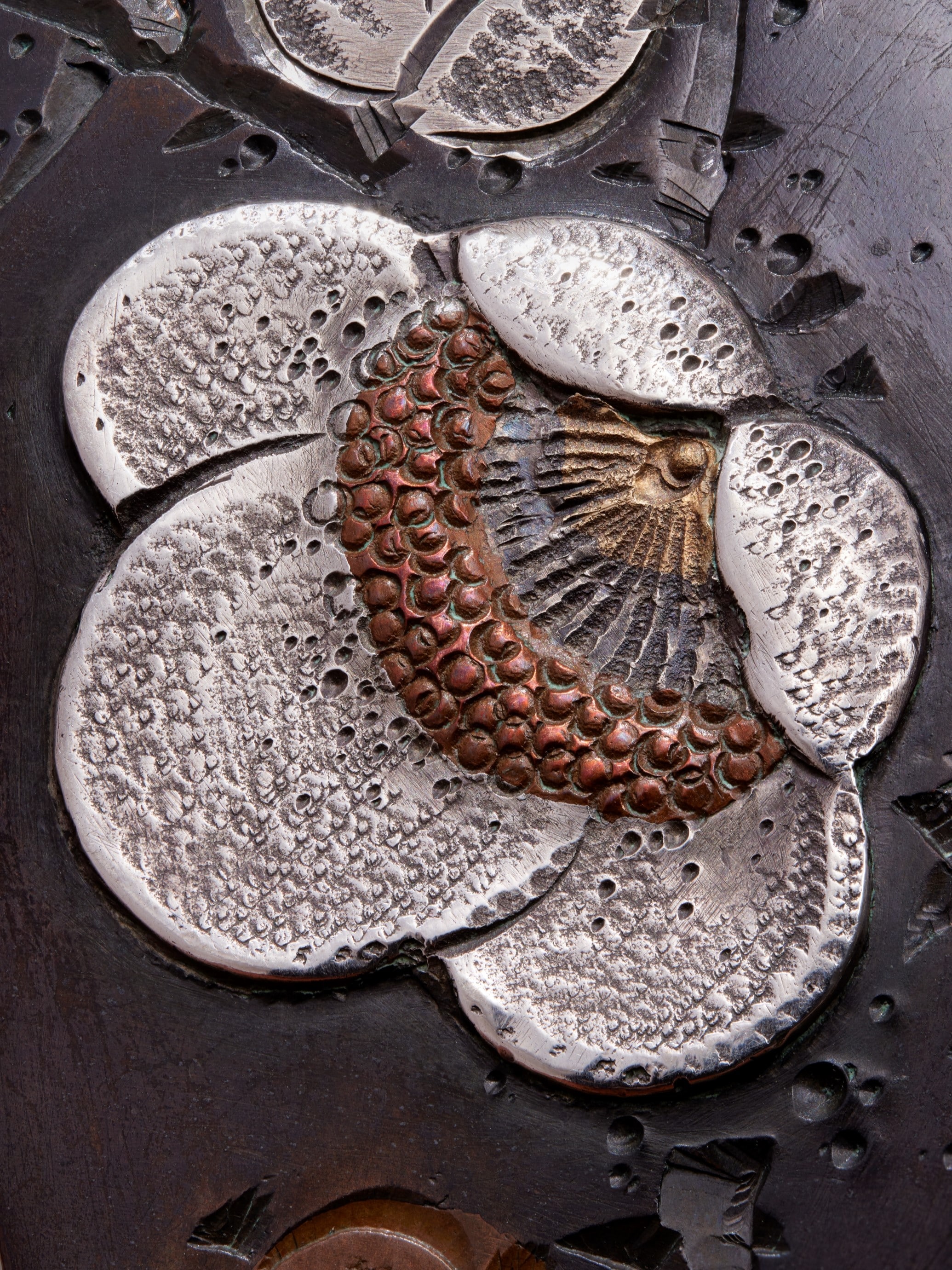 两枚饰有牡丹或菊花的胸针，日本，19世纪末。镀赤铜，可能以莳绘描画图案。私人珍藏。照片：L'ÉCOLE珠宝艺术中心 - Benjamin Chelly。