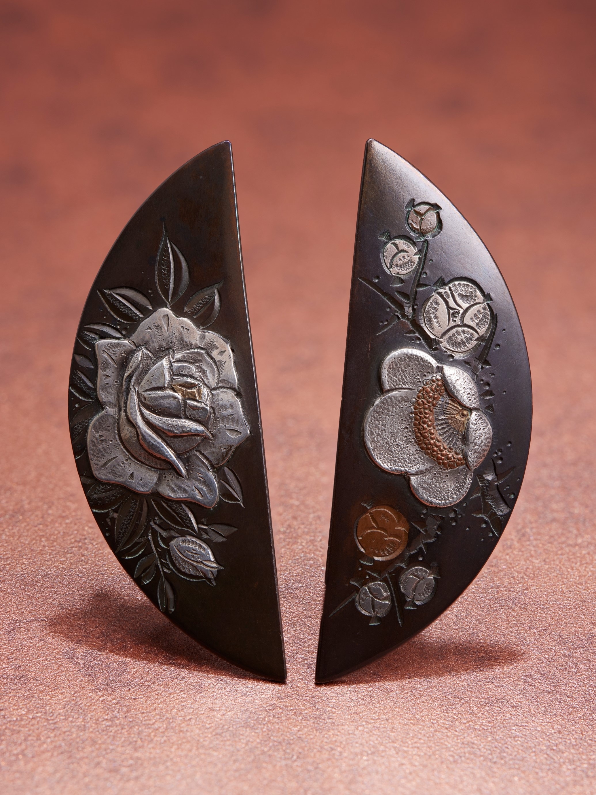 两枚饰有牡丹或菊花的胸针，日本，19世纪末。镀赤铜，可能以莳绘描画图案。私人珍藏。照片：L'ÉCOLE珠宝艺术中心 - Benjamin Chelly。