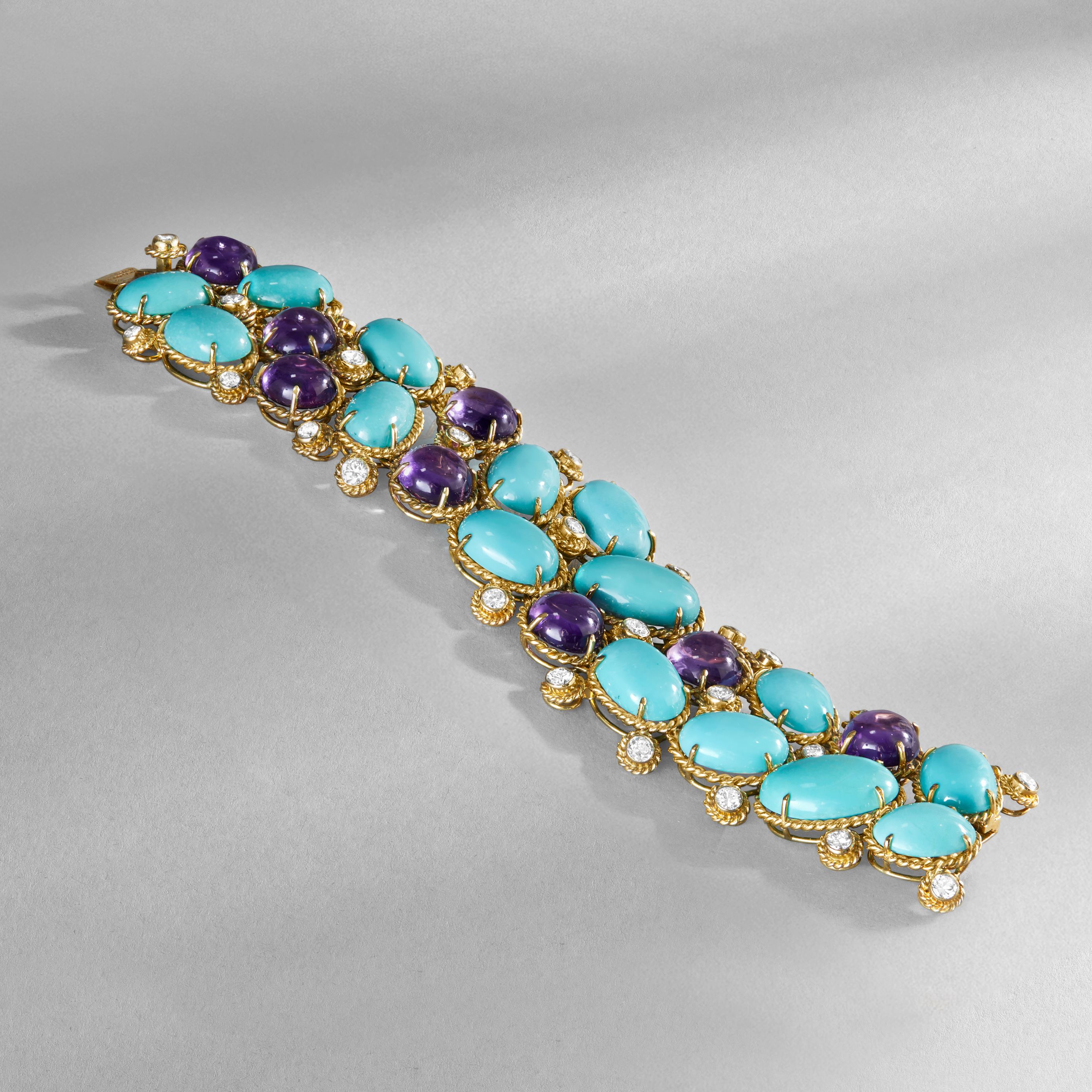 手镯，1968年。黄K金，绿松石，紫水晶，钻石。Heritage系列，Van Cleef & Arpels梵克雅宝。