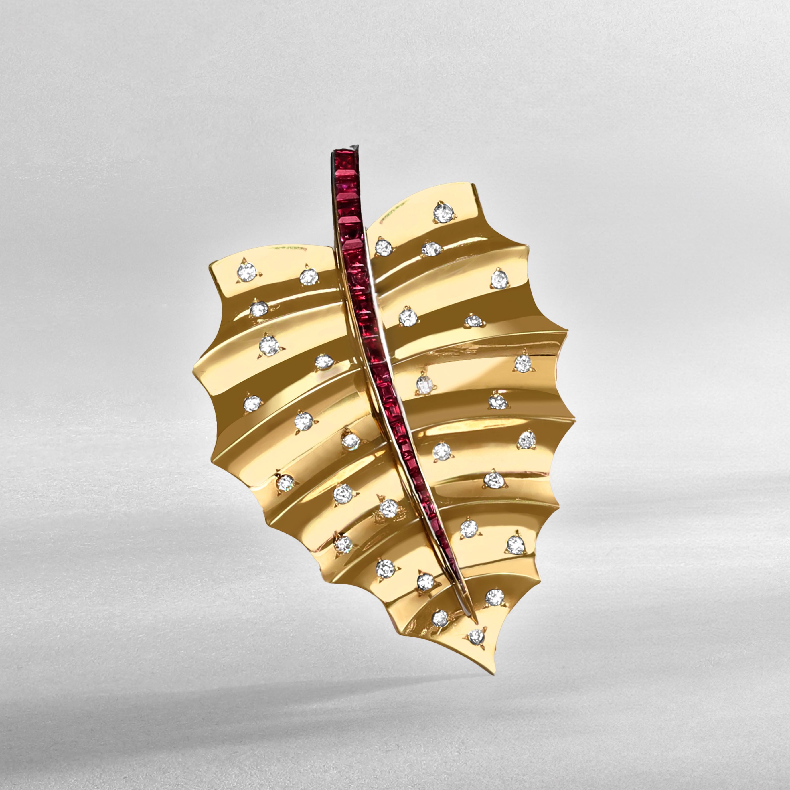 Leaf胸针，1943年。黄K金，红宝石，钻石。Heritage系列，Van Cleef & Arpels梵克雅宝。