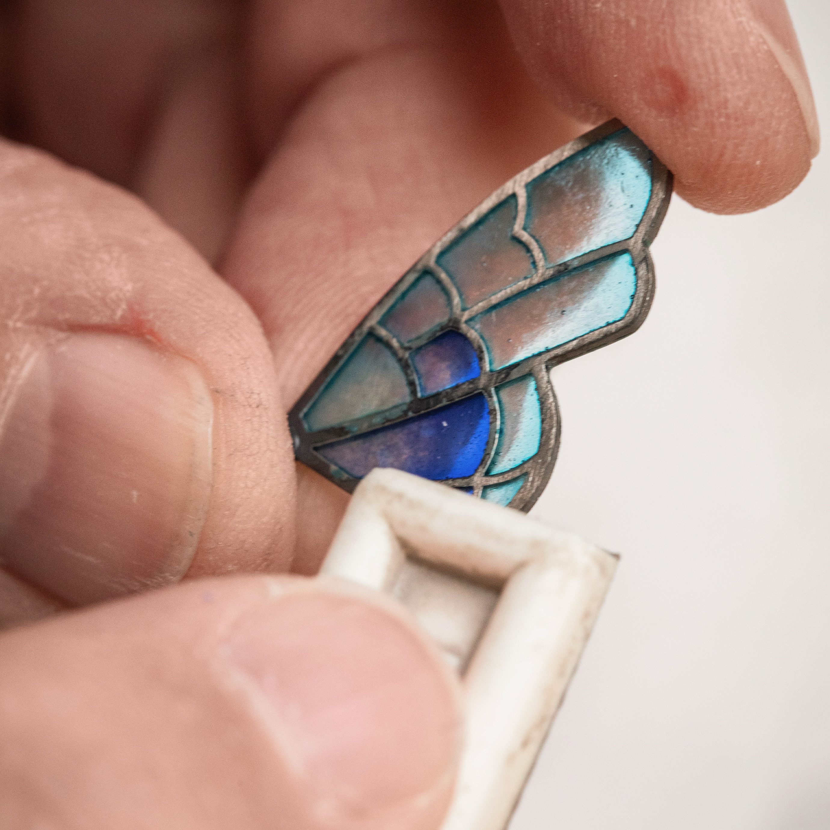 用钻石锉刀切割与打磨珐琅，使表面平整。Bouton d'Or自动机械装置，Extraordinary Object非凡工艺臻品系列，Van Cleef & Arpels梵克雅宝。