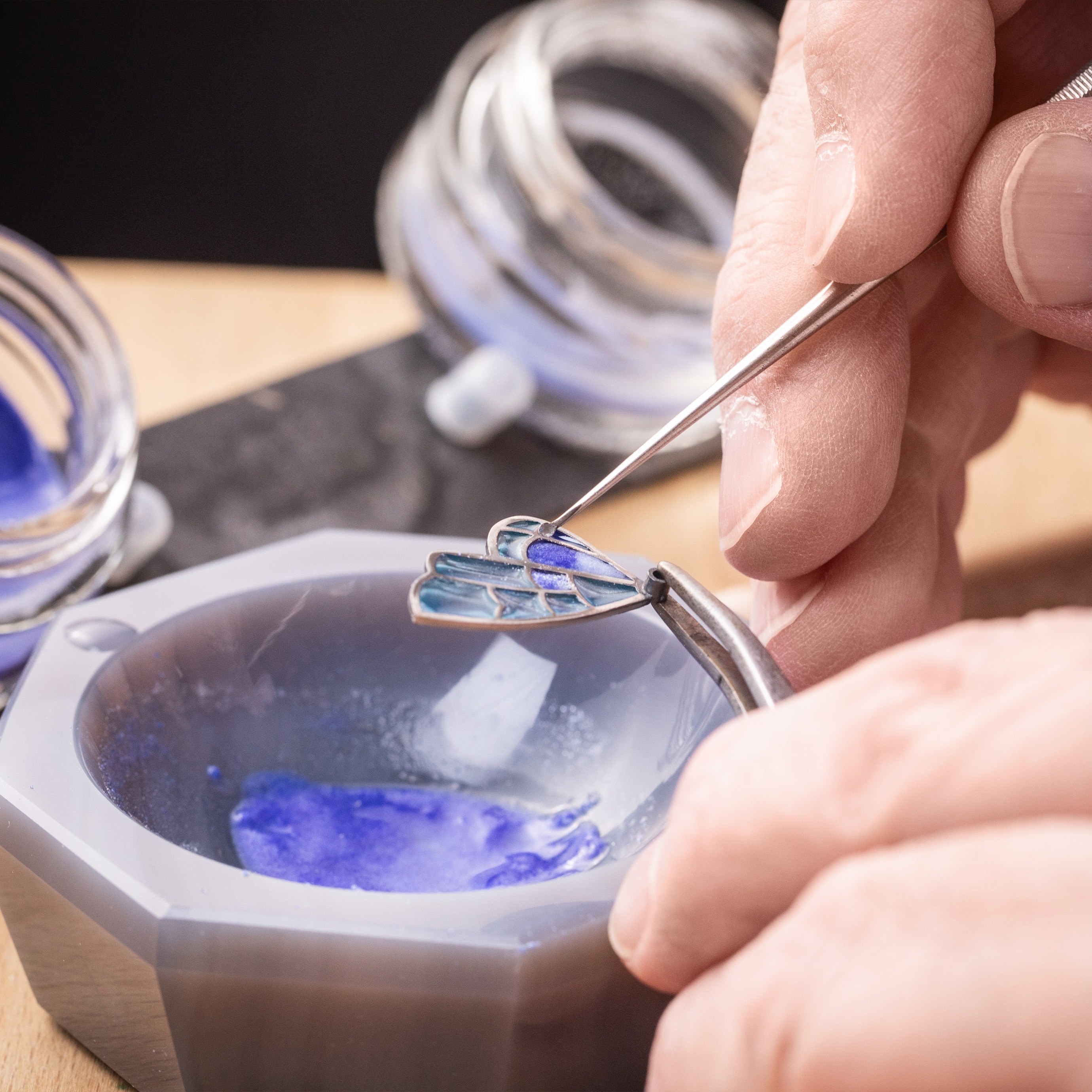 运用彩绘玻璃珐琅工艺在仙子的双翼上填涂珐琅。Bouton d'Or自动机械装置，Extraordinary Object非凡工艺臻品系列，Van Cleef & Arpels梵克雅宝。