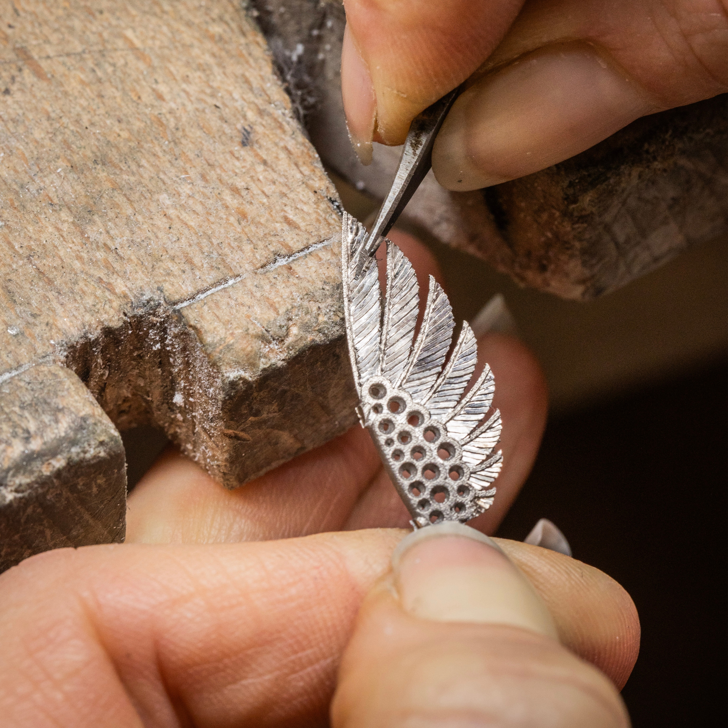 鸟儿金质羽翼的镌刻工艺。Apparition des Baies自动机械装置，Extraordinary Objects非凡工艺臻品系列，Van Cleef & Arpels梵克雅宝。