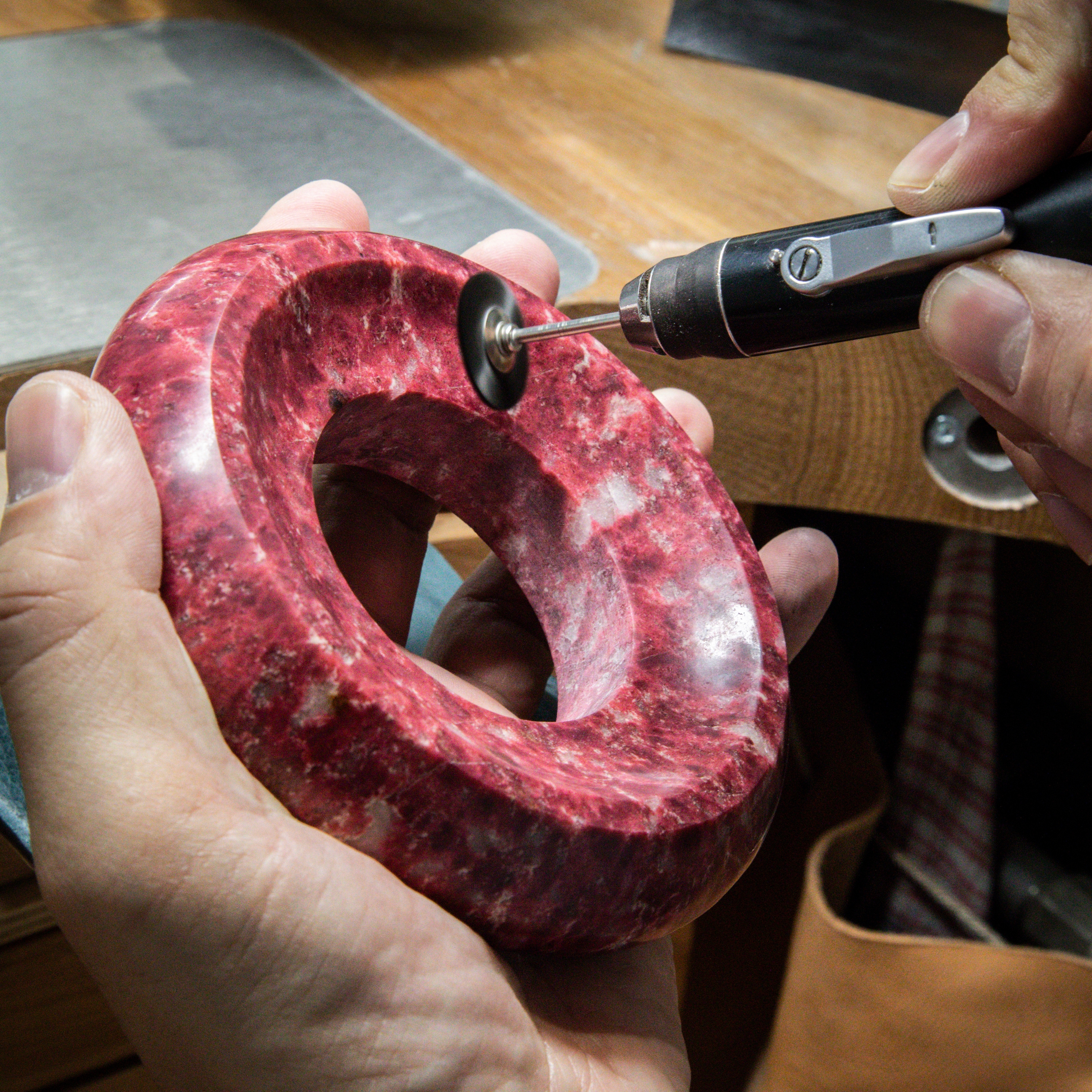 锰黝帘石花盆的刷具抛光工艺。Apparition des Baies自动机械装置，Extraordinary Objects非凡工艺臻品系列，Van Cleef & Arpels梵克雅宝。