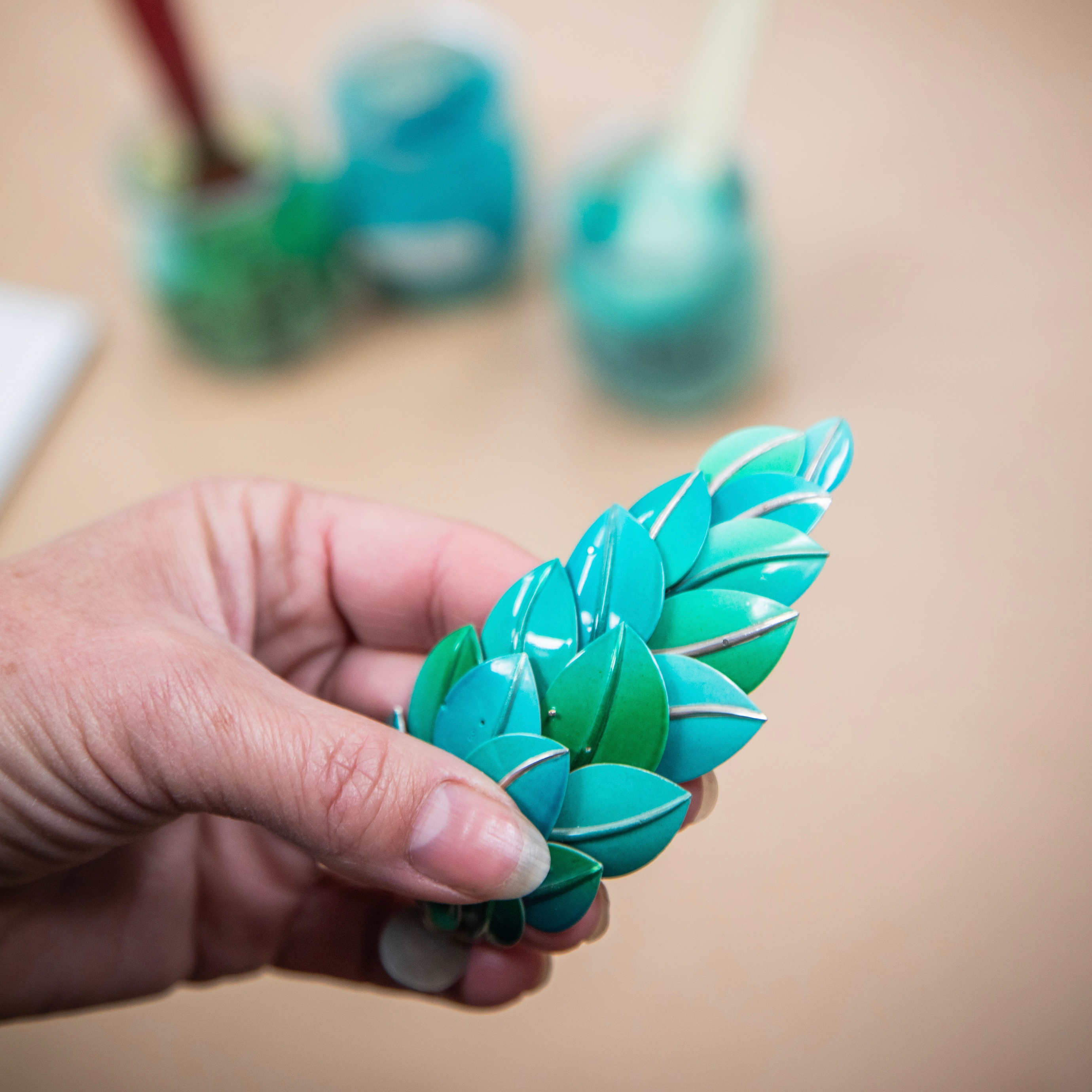 玫瑰金漆面树枝特写。Apparition des Baies自动机械装置，Extraordinary Objects非凡工艺臻品系列，Van Cleef & Arpels梵克雅宝。