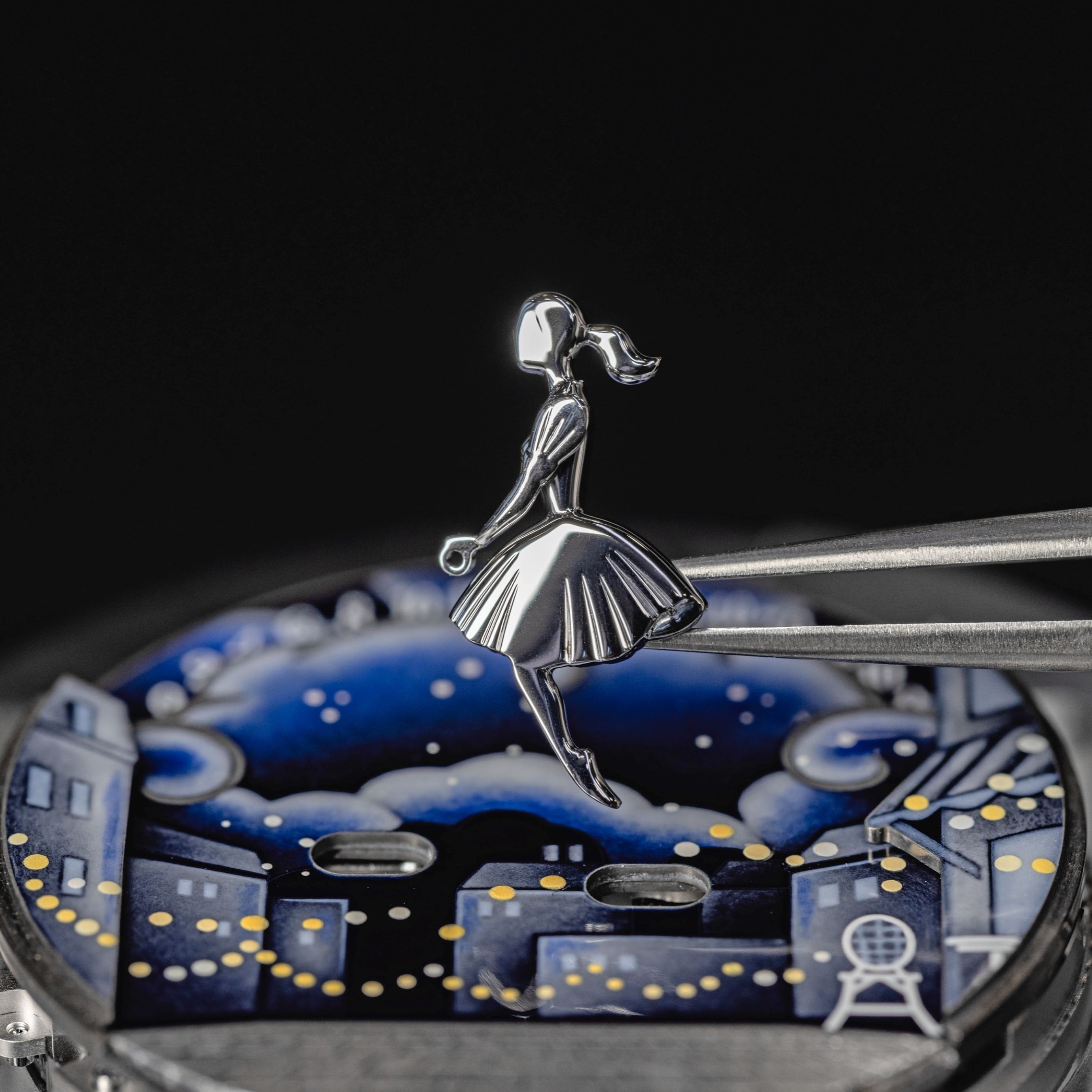 在表盘上放置女性人物形象。Lady Arpels Bal des Amoureux Automate腕表，Poetic Complications诗意复杂功能腕表系列。Van Cleef & Arpels梵克雅宝。