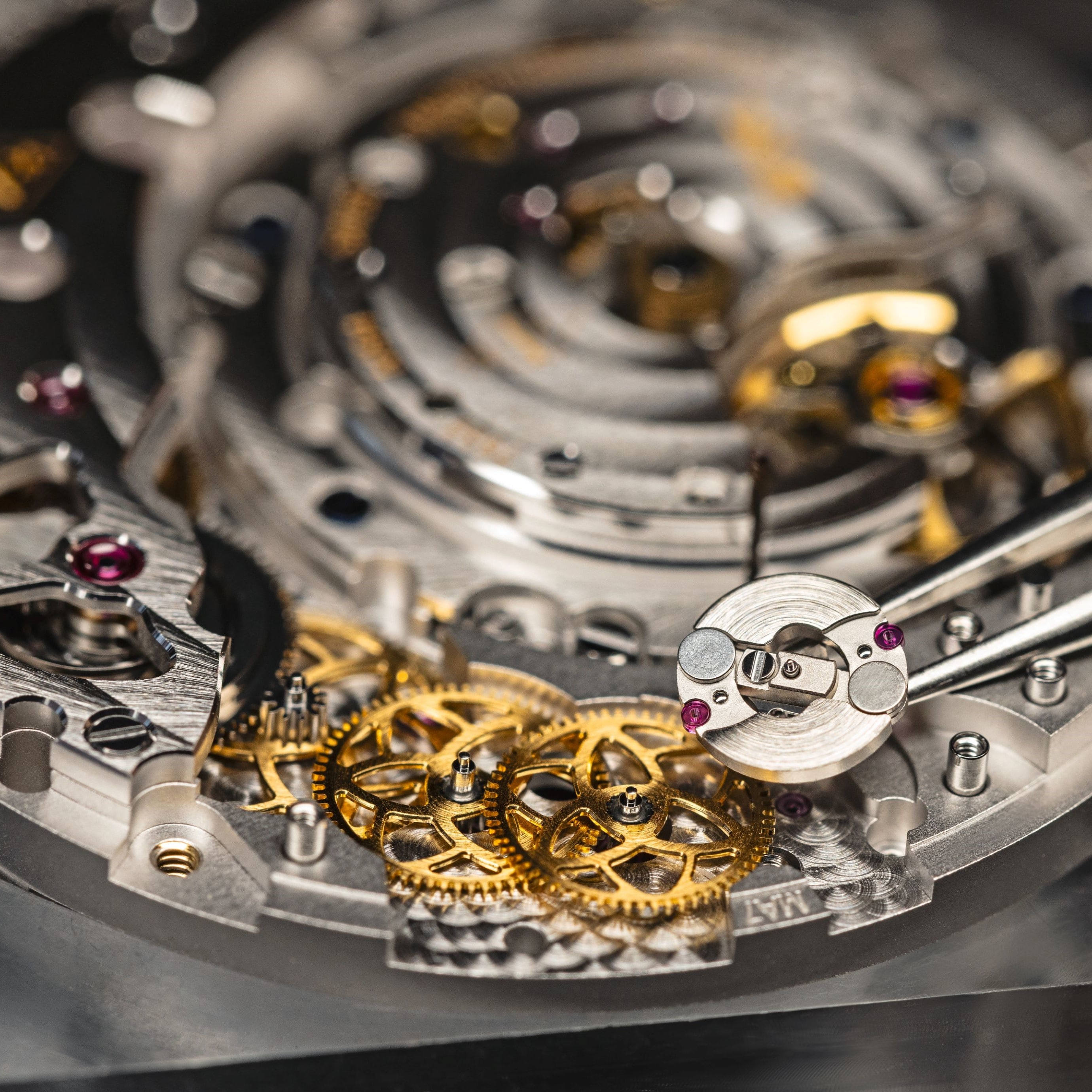 在机芯上安装调节器。Lady Arpels Bal des Amoureux Automate腕表，Poetic Complications诗意复杂功能腕表系列。Van Cleef & Arpels梵克雅宝。